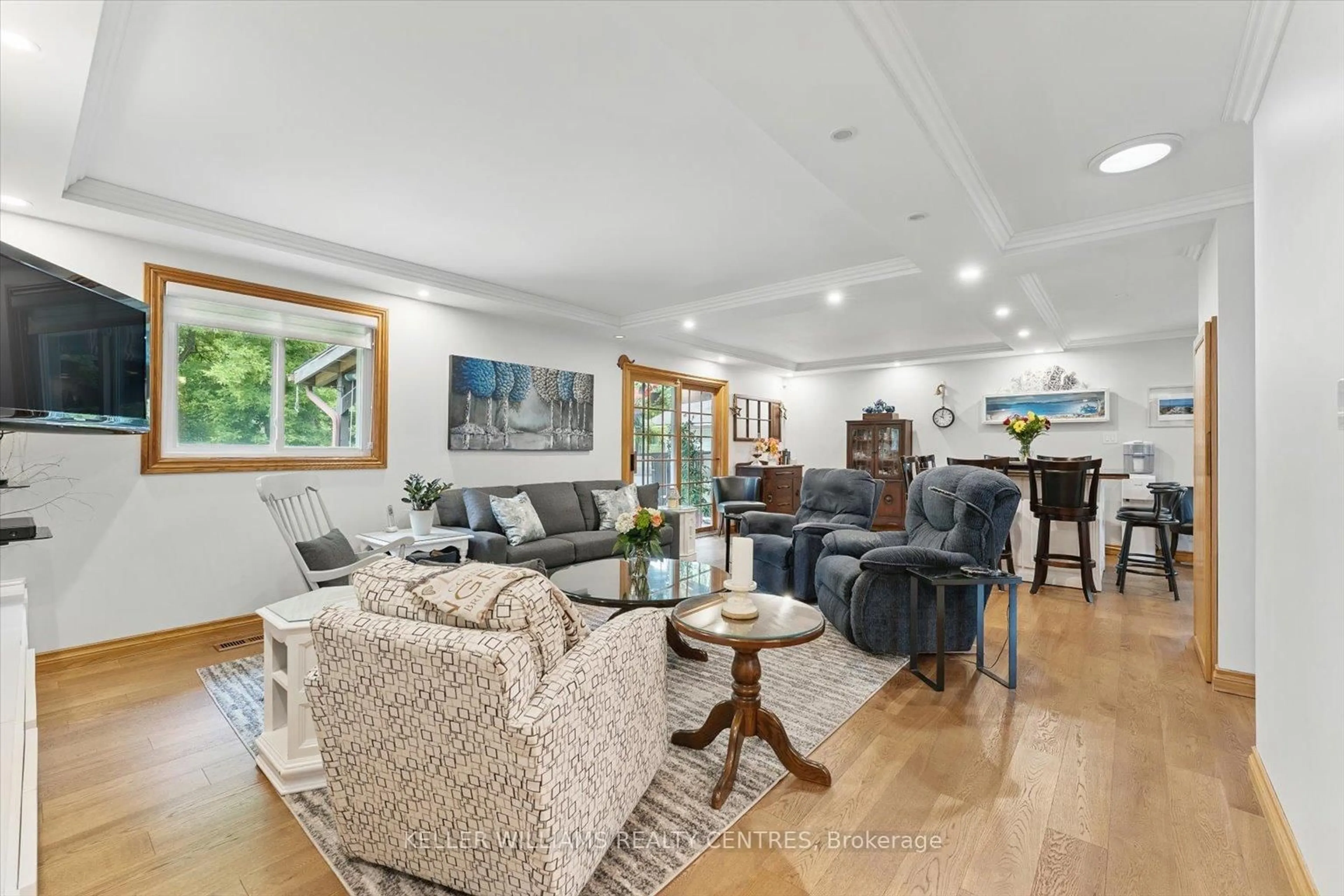 Living room with furniture, unknown for 9 Thompson Dr, East Gwillimbury Ontario L9N 1L8