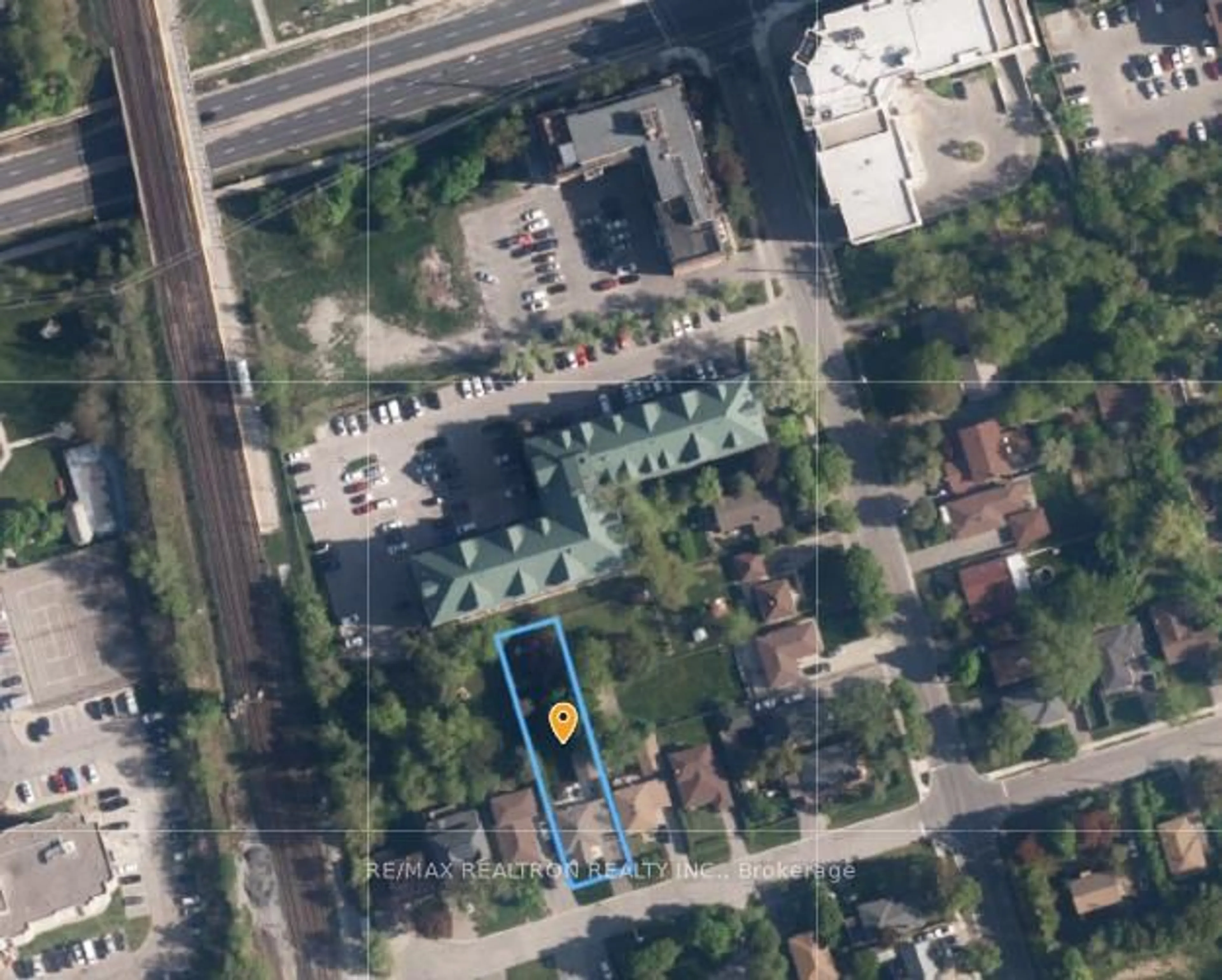 A pic from outside/outdoor area/front of a property/back of a property/a pic from drone, street for 245 Elmwood Ave, Richmond Hill Ontario L4C 1L3