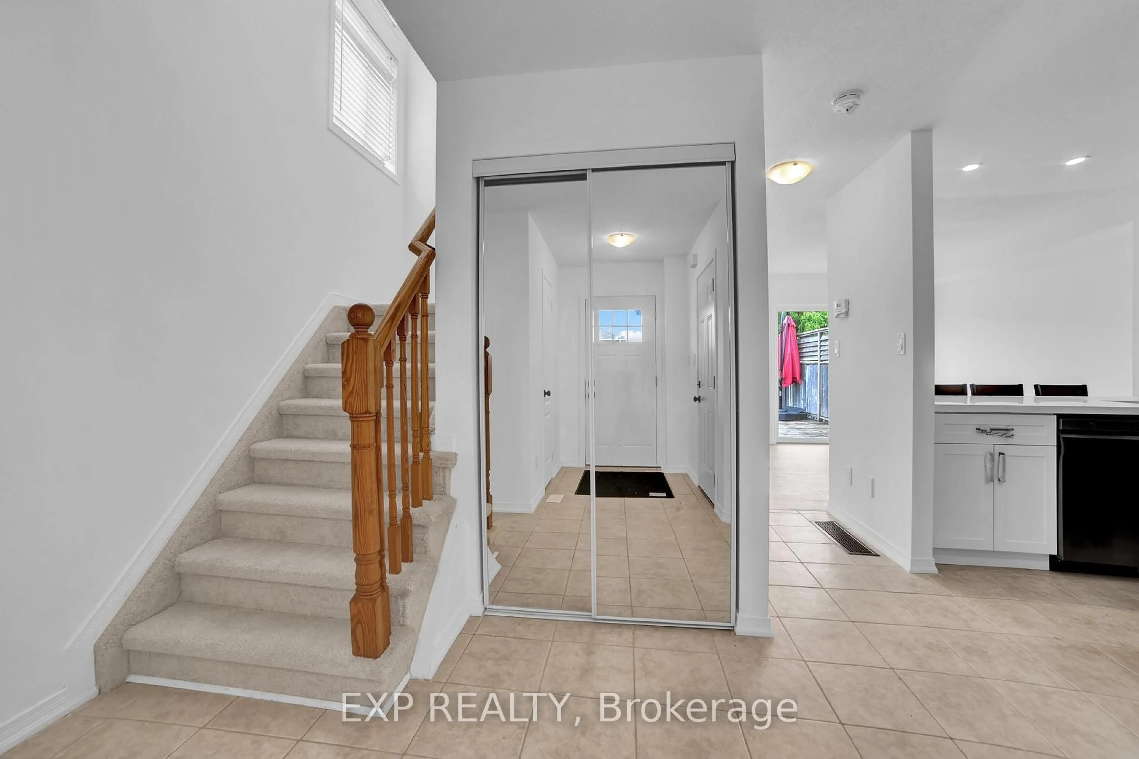 Indoor entryway for 1436 Benson St, Innisfil Ontario L9S 0C8