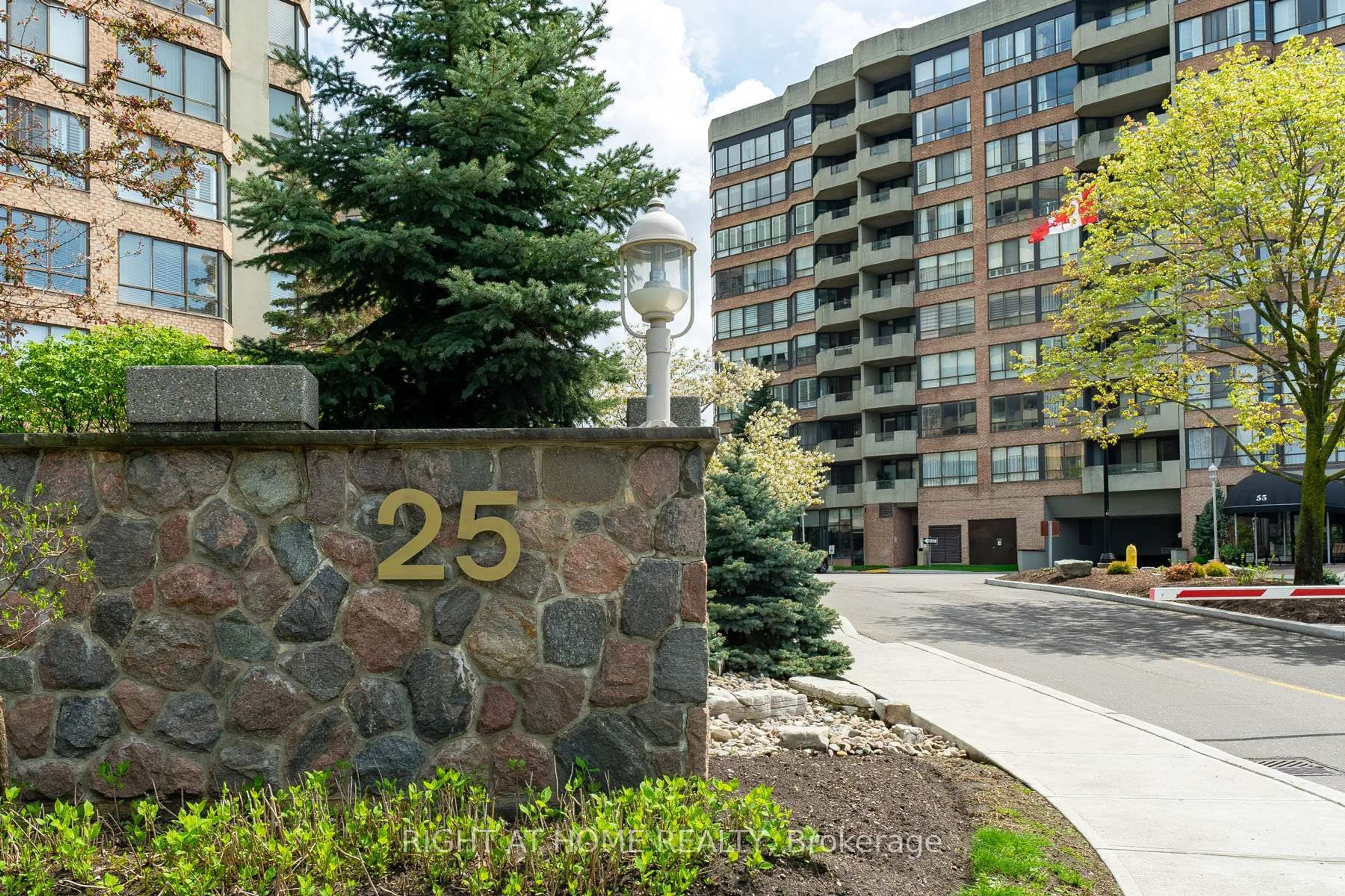 Indoor foyer for 25 Austin Dr #818, Markham Ontario L3R 8H4