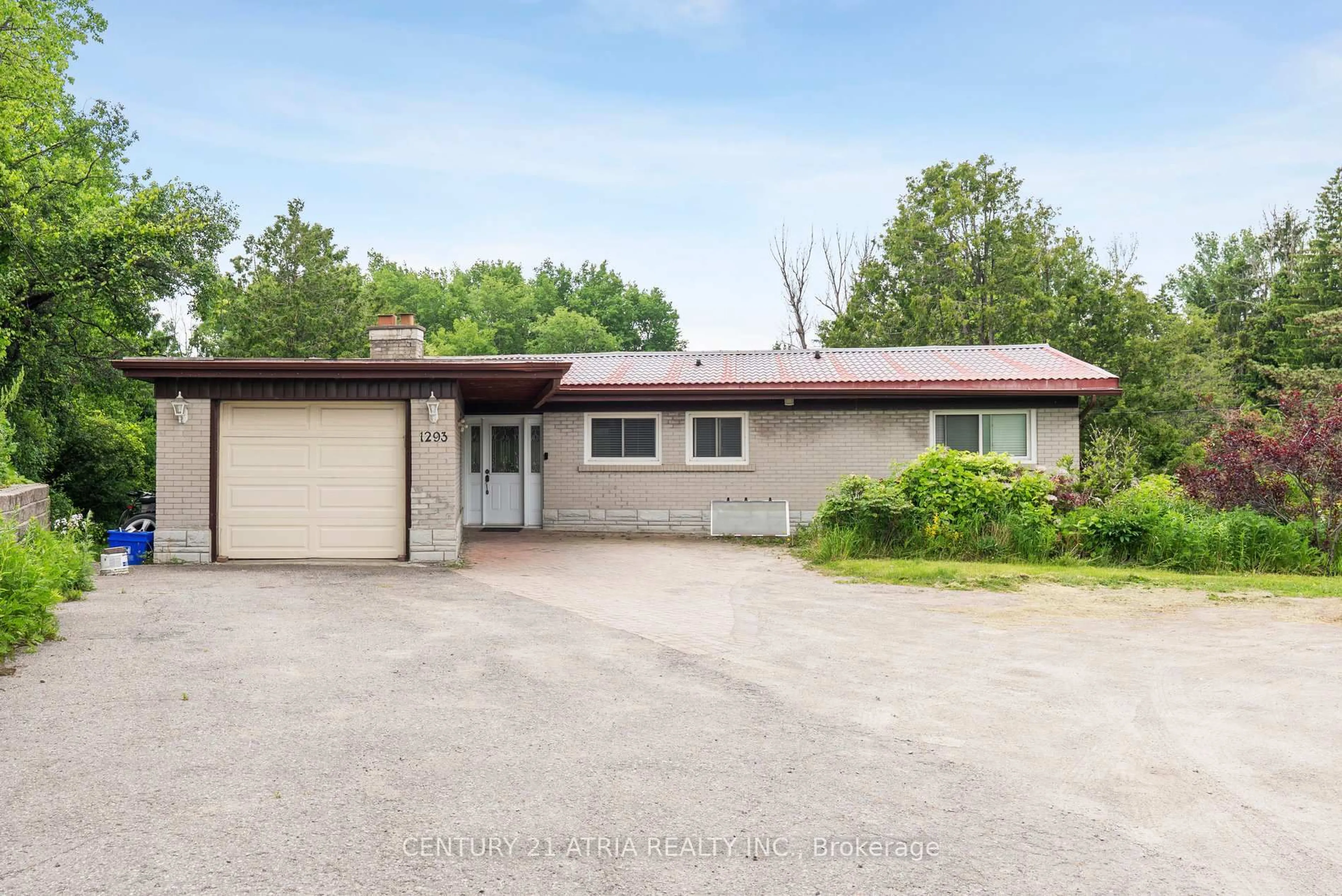 A pic from outside/outdoor area/front of a property/back of a property/a pic from drone, street for 1293 Stouffville Rd, Richmond Hill Ontario L4E 3S5