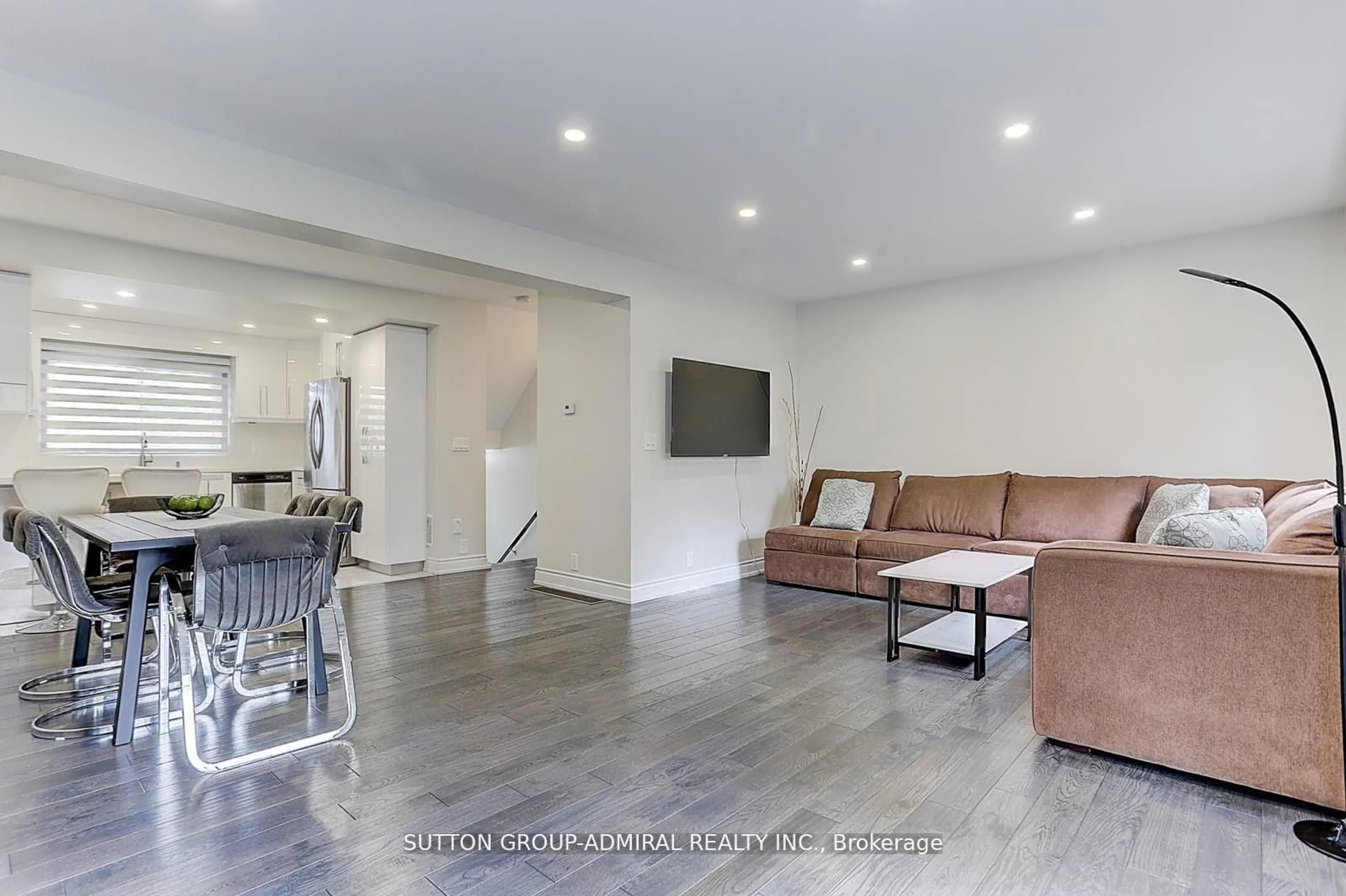 Living room with furniture, unknown for 52 Chabad Gate, Vaughan Ontario L4J 2R3