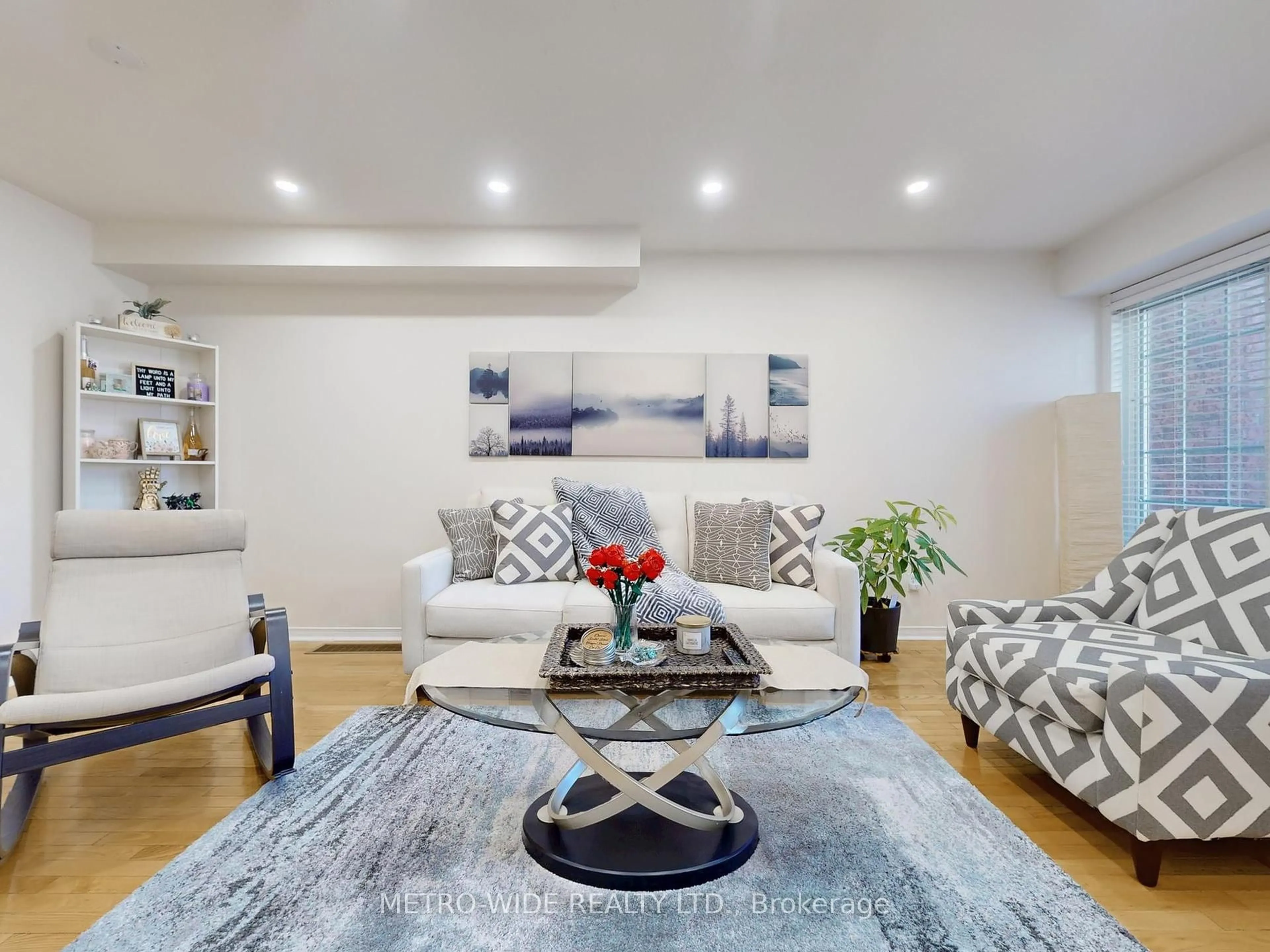 Living room with furniture, unknown for 41 Glasgow Cres, Georgina Ontario L4P 4B3