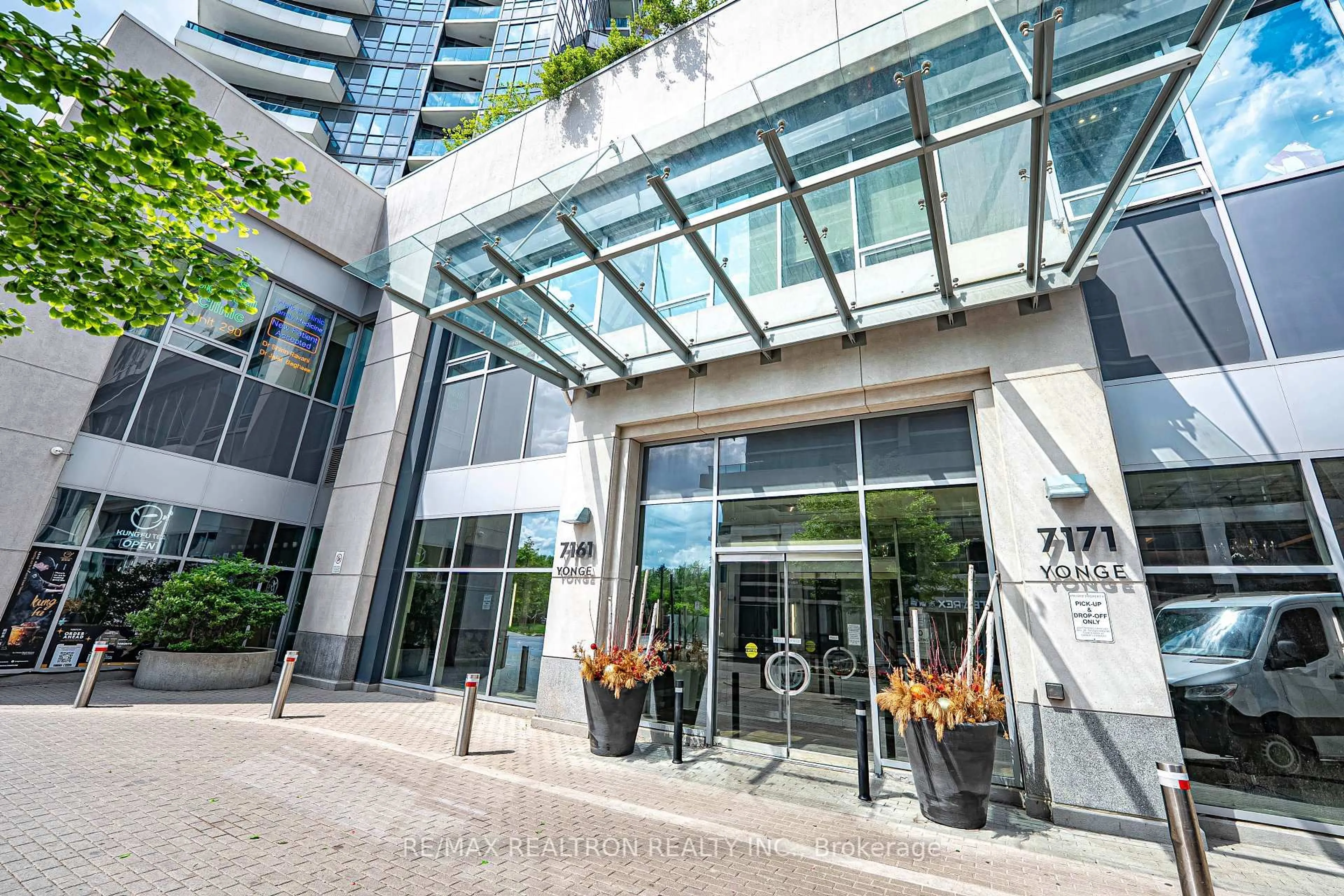 Indoor foyer for 7161 Yonge St #418, Markham Ontario L3T 0C8