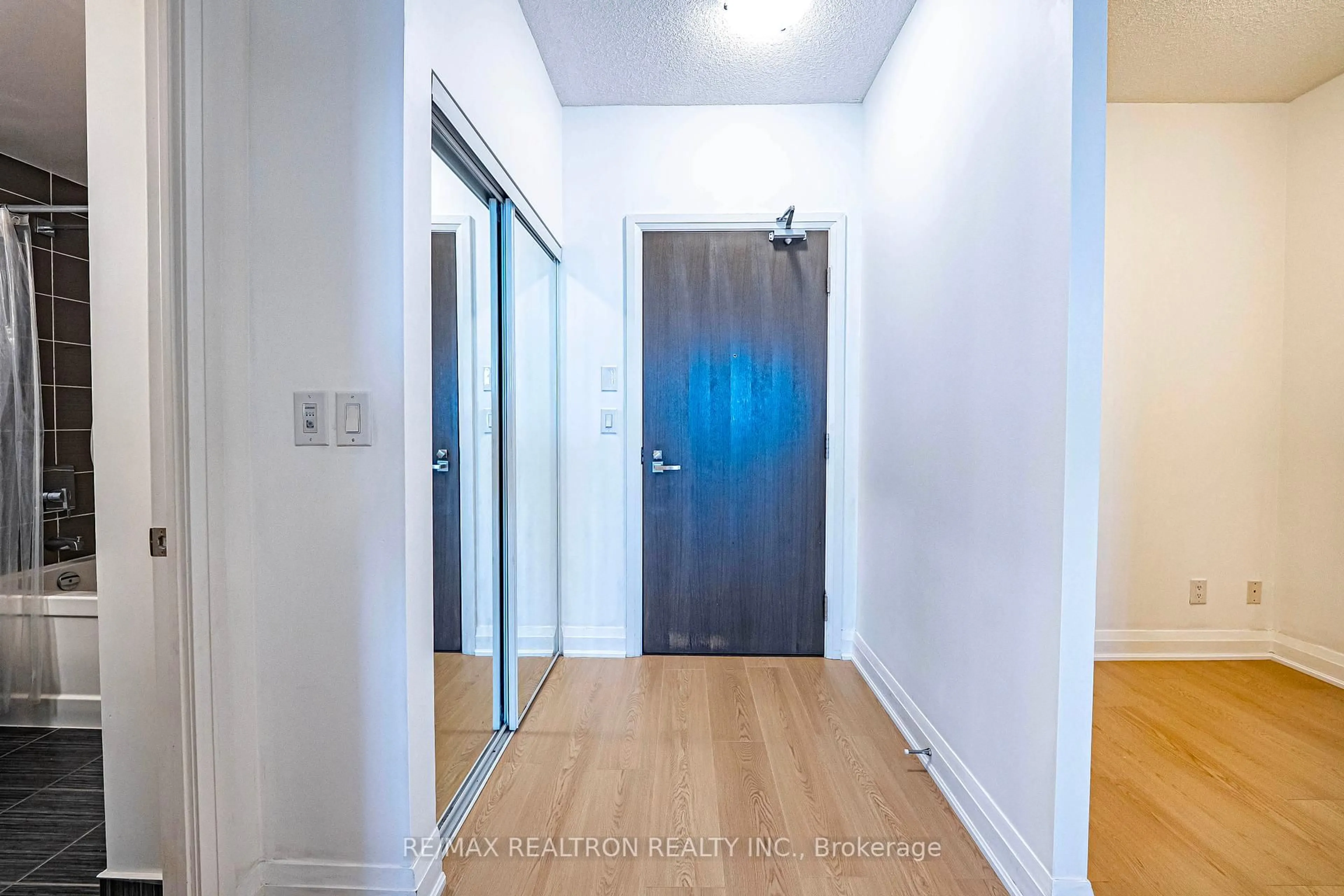 Indoor entryway for 7161 Yonge St #418, Markham Ontario L3T 0C8
