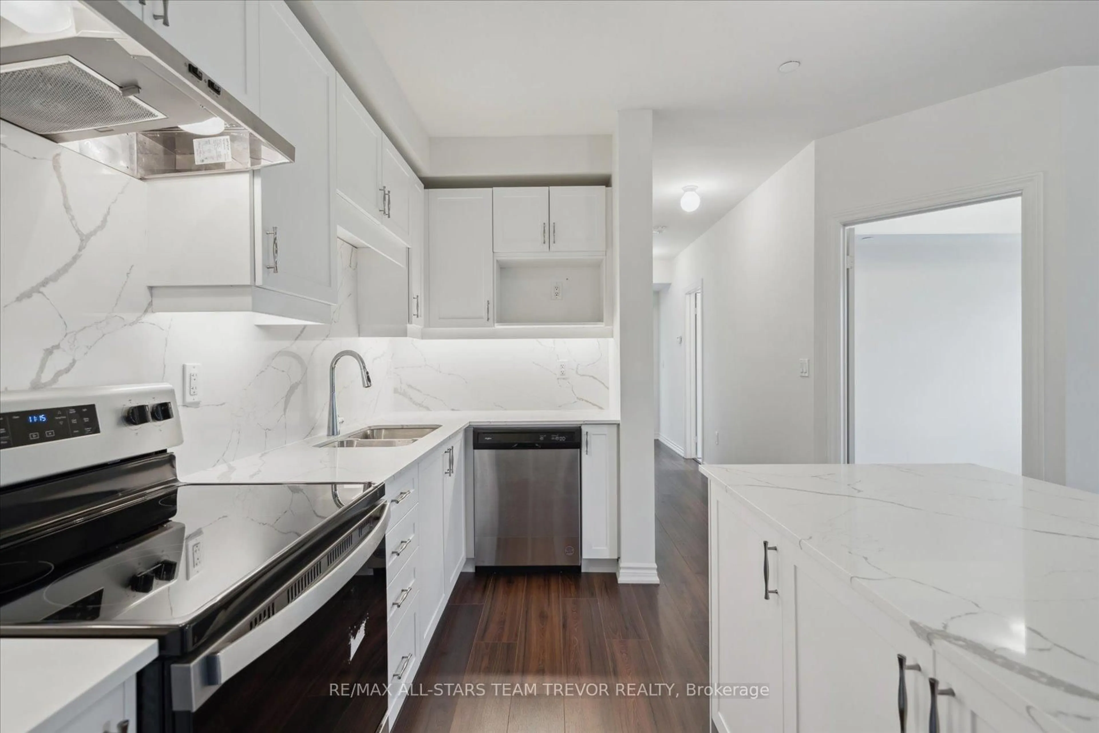 Standard kitchen, unknown for 110 Grew Blvd #306, Georgina Ontario L0E 1L0