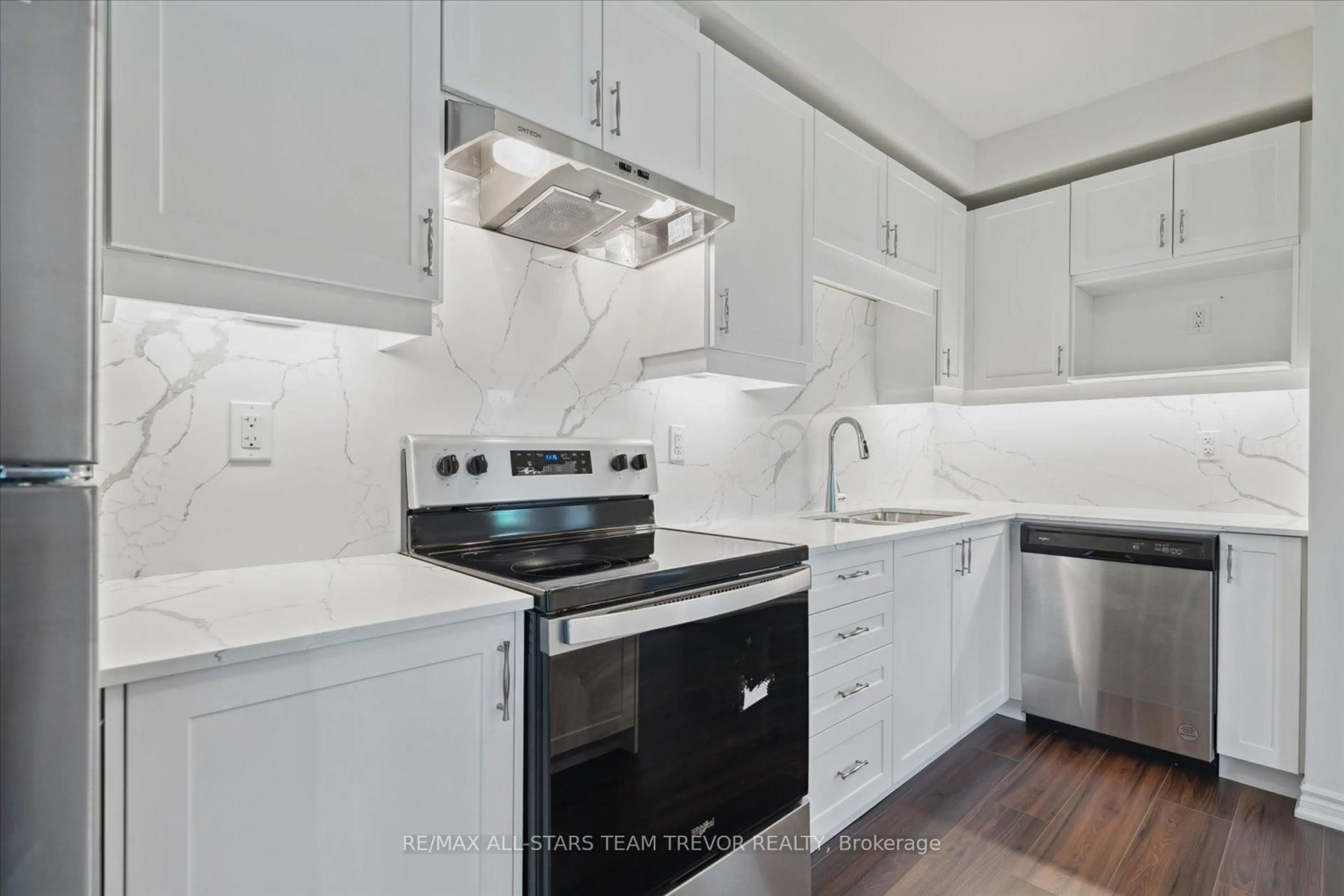Standard kitchen, ceramic/tile floor for 110 Grew Blvd #306, Georgina Ontario L0E 1L0