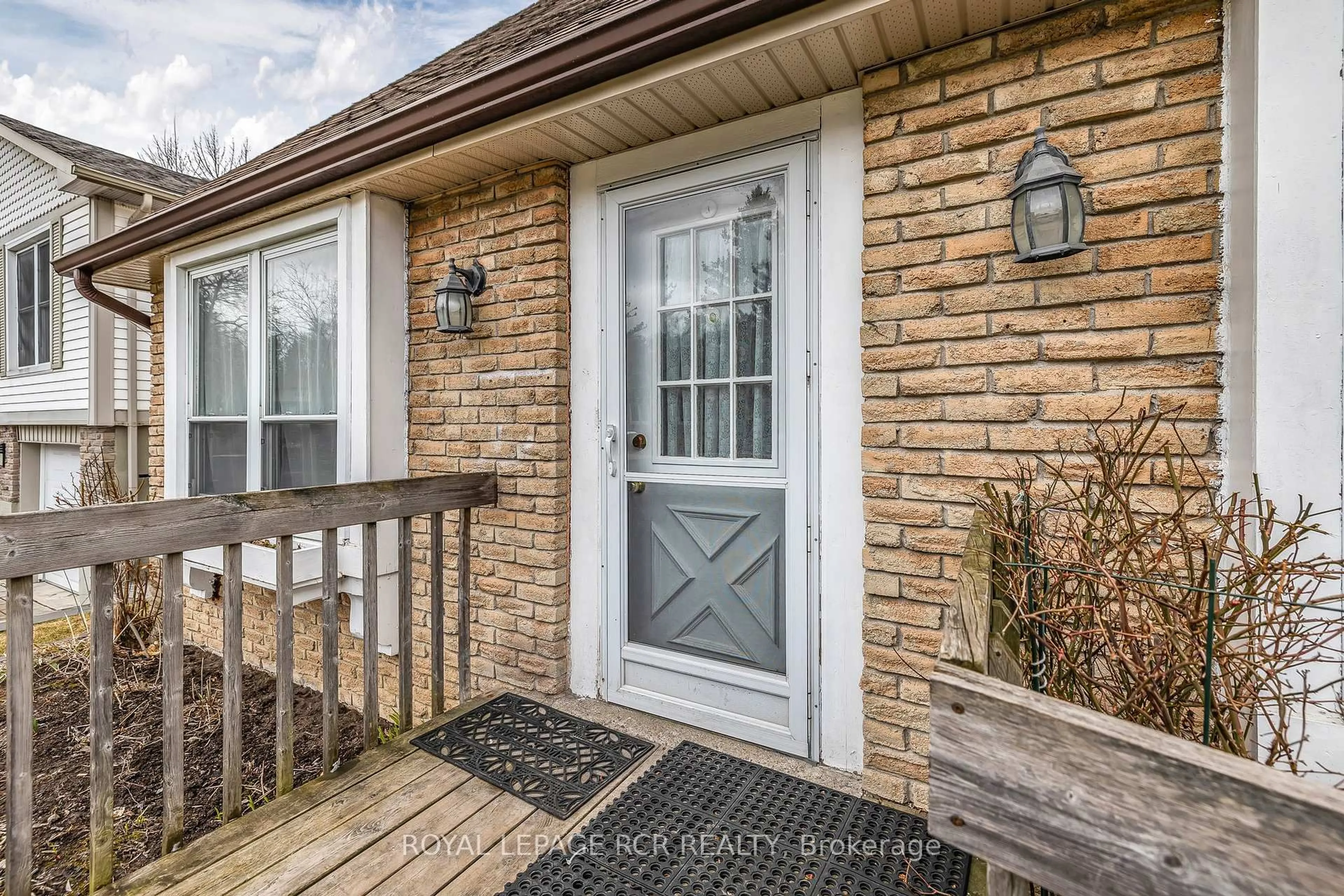 Unknown for 856 Magnolia Ave, Newmarket Ontario L3Y 3C7