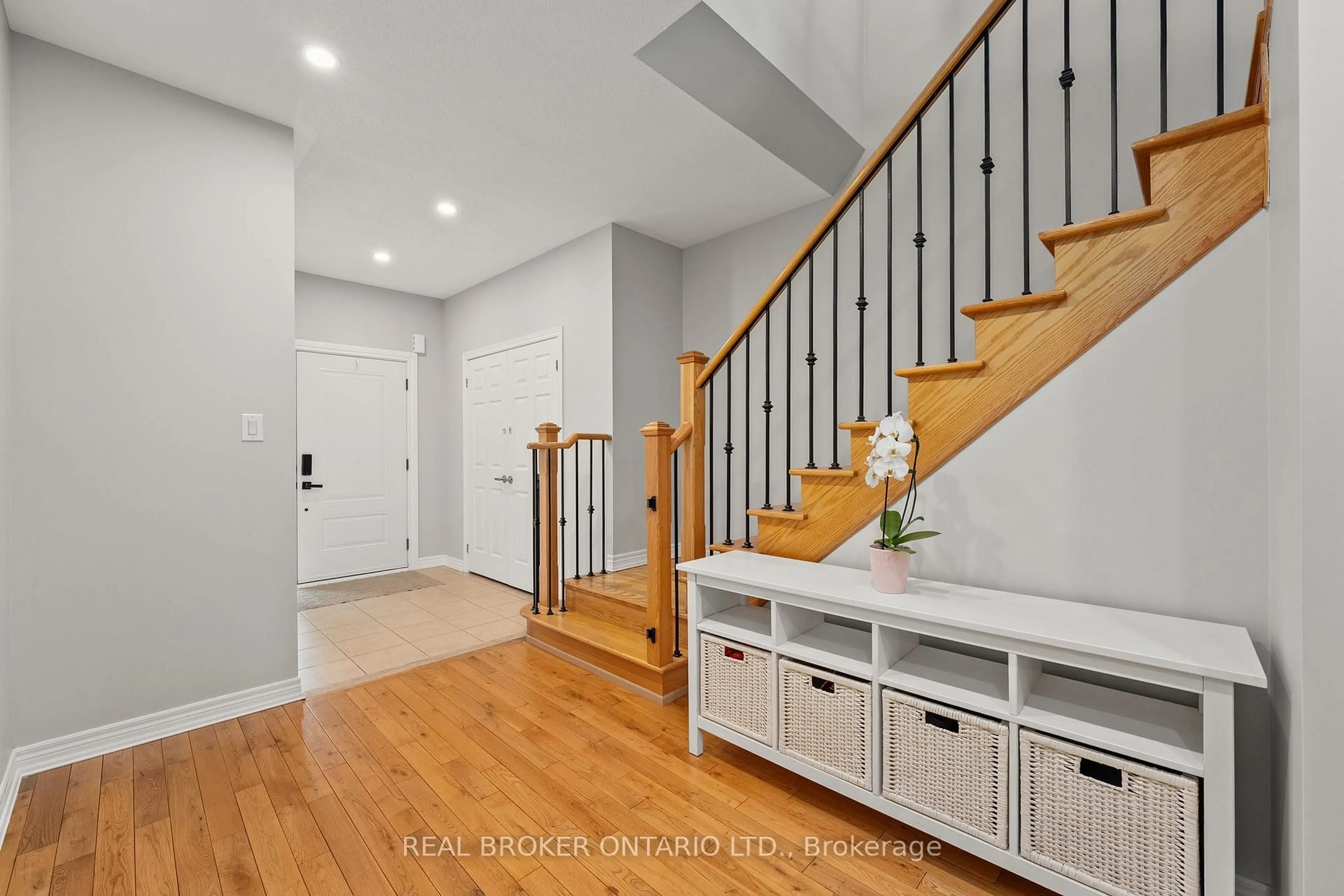 Indoor entryway for 44 Mckenzie Way, Bradford West Gwillimbury Ontario L3Z 0K1