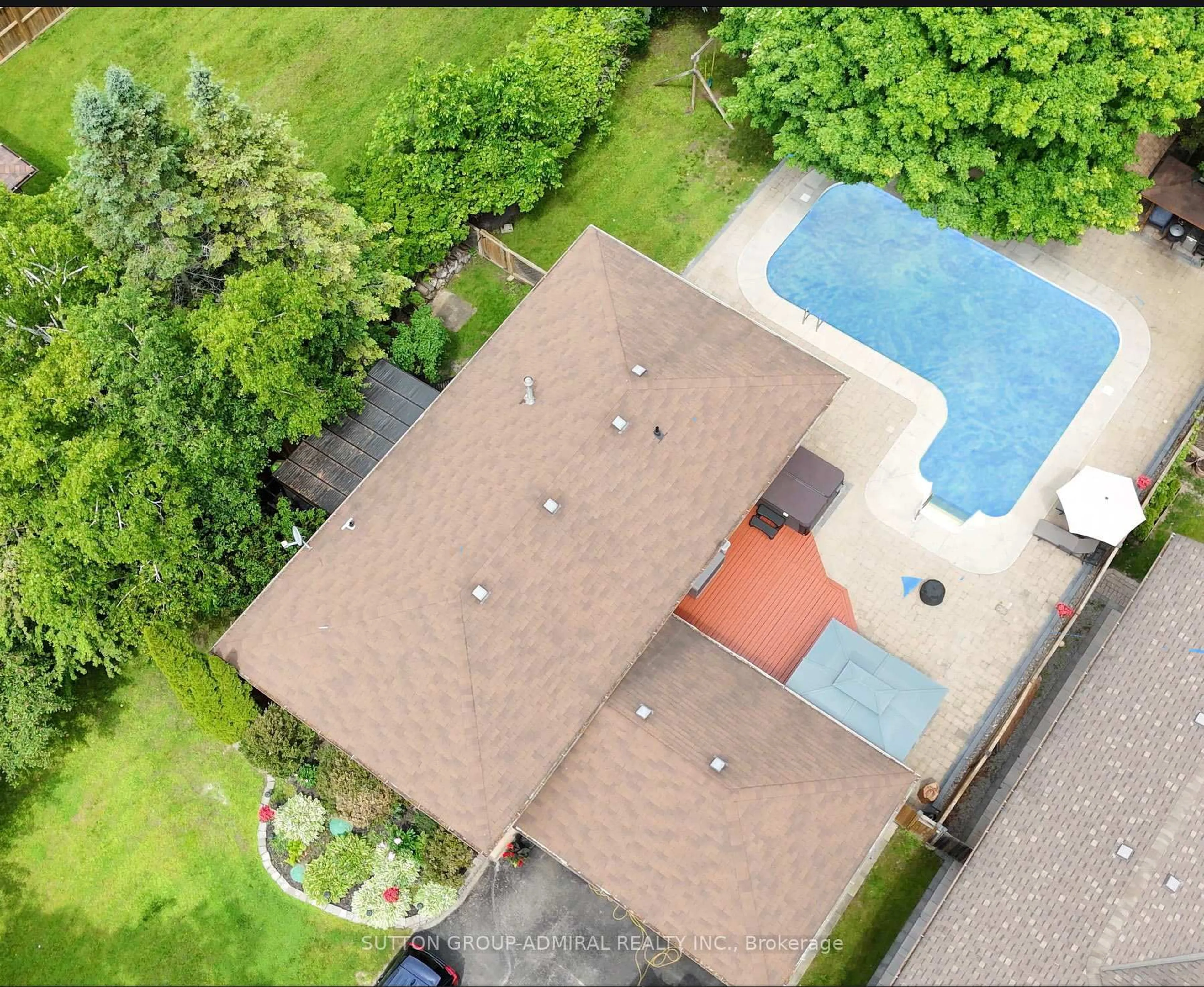 A pic from outside/outdoor area/front of a property/back of a property/a pic from drone, unknown for 26 Tall Pines Tr, East Gwillimbury Ontario L9N 1J5