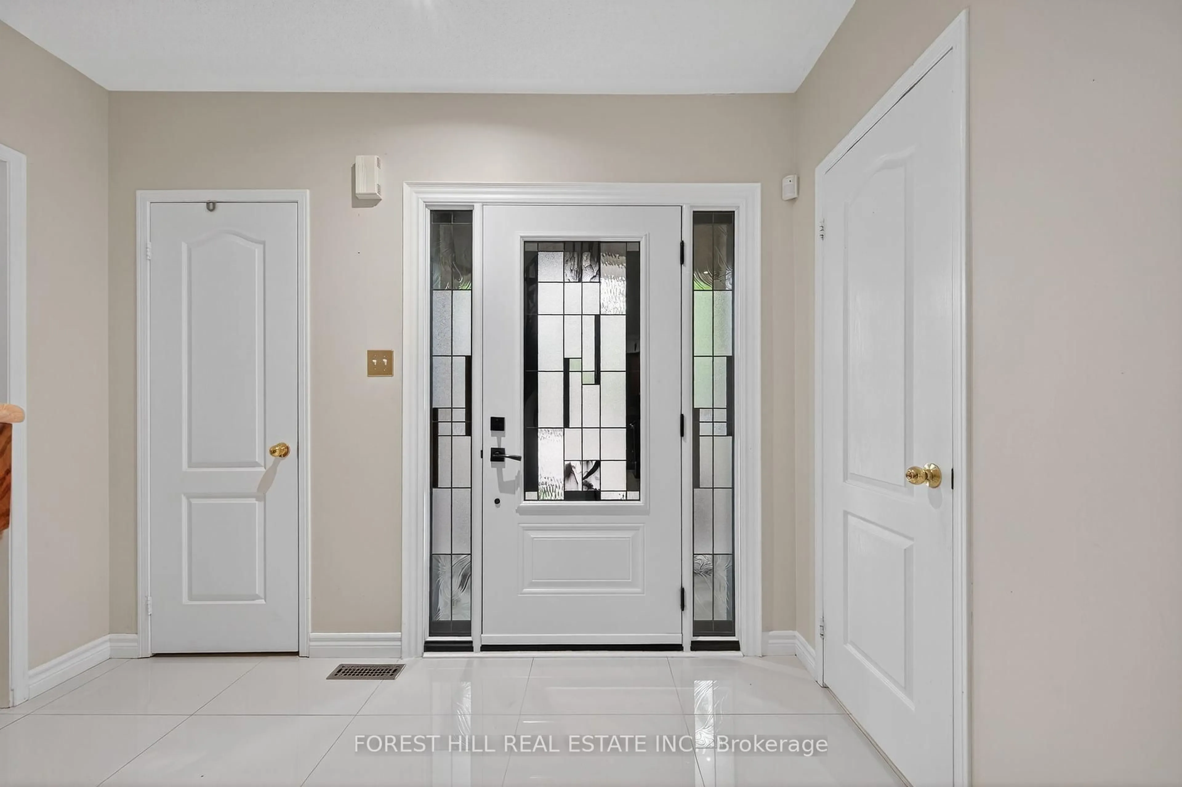 Indoor entryway for 381 McBride Cres, Newmarket Ontario L3X 2W2