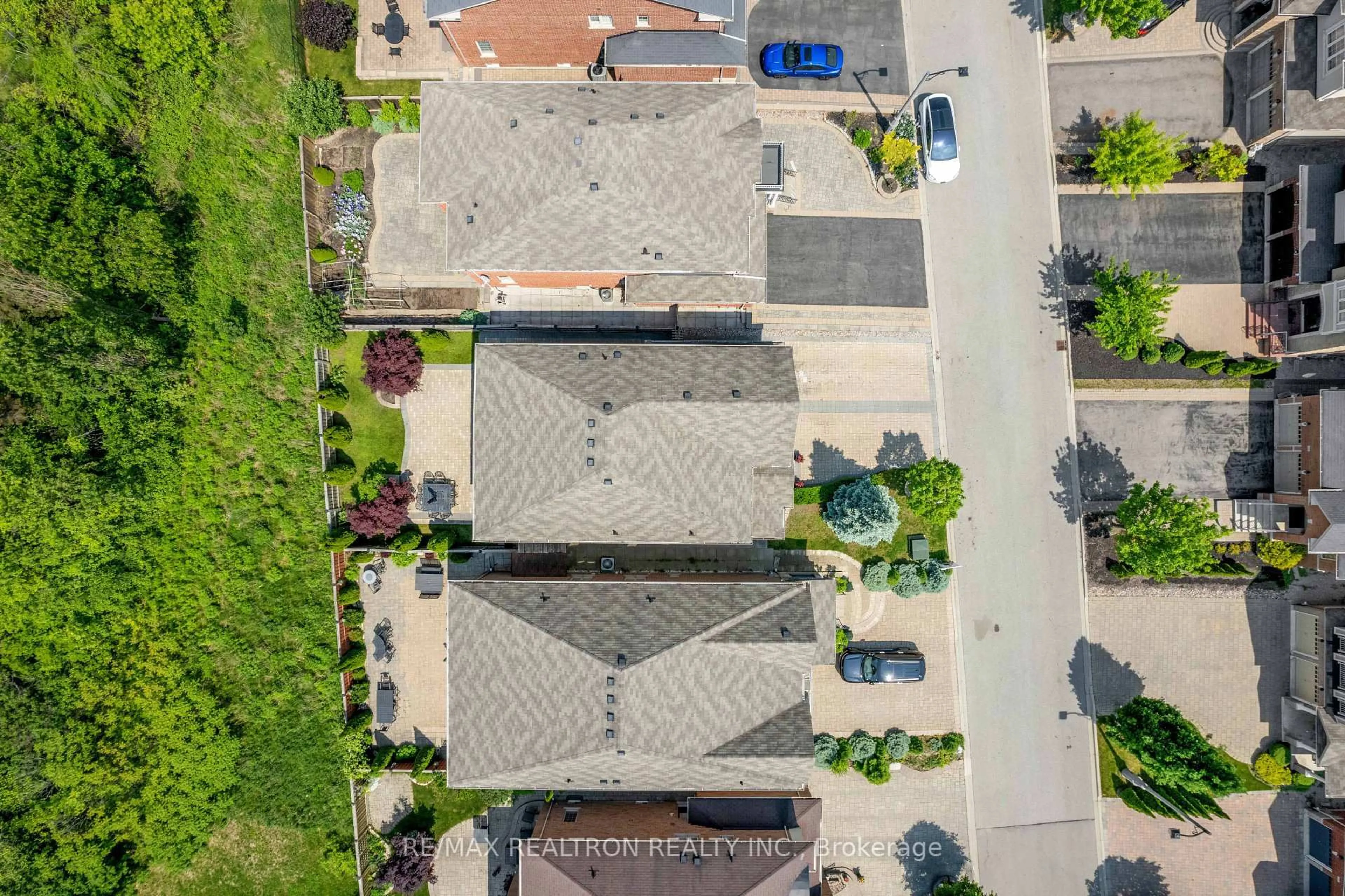 A pic from outside/outdoor area/front of a property/back of a property/a pic from drone, street for 52 Lady Angela Lane, Vaughan Ontario L6A 4S7
