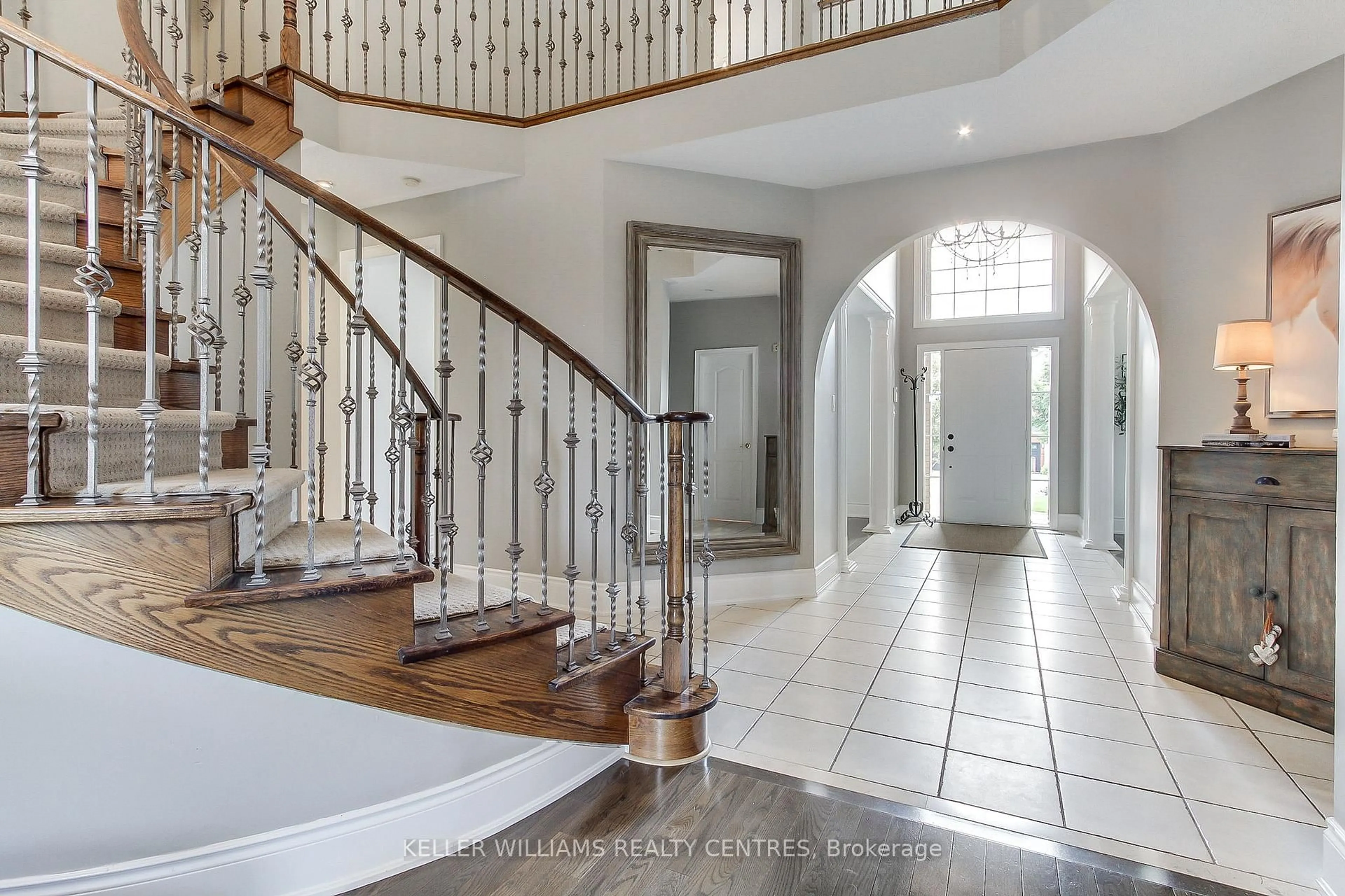 Indoor entryway for 991 Ivsbridge Blvd, Newmarket Ontario L3X 2A2