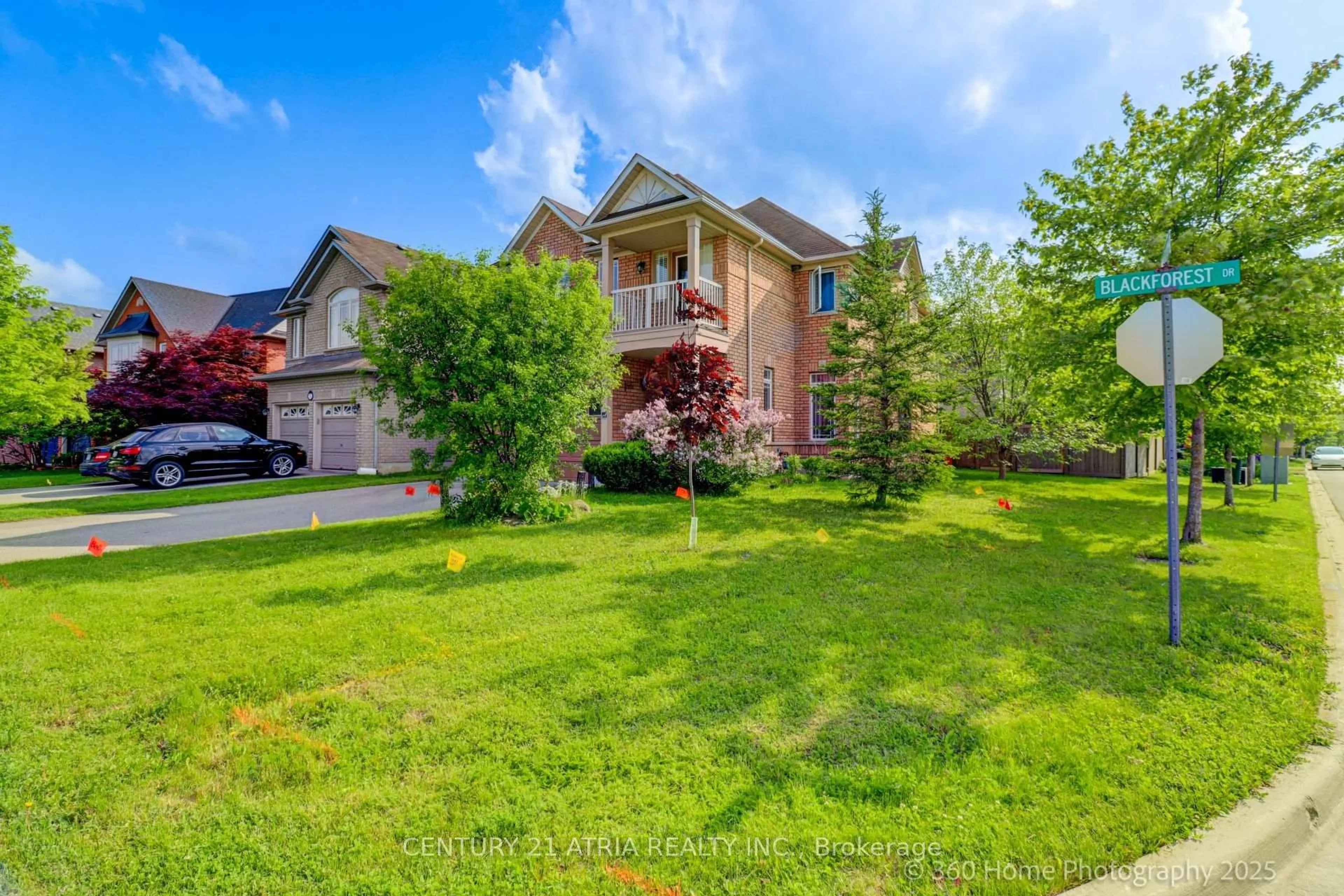A pic from outside/outdoor area/front of a property/back of a property/a pic from drone, street for 70 Blackforest Dr, Richmond Hill Ontario L4E 4R5