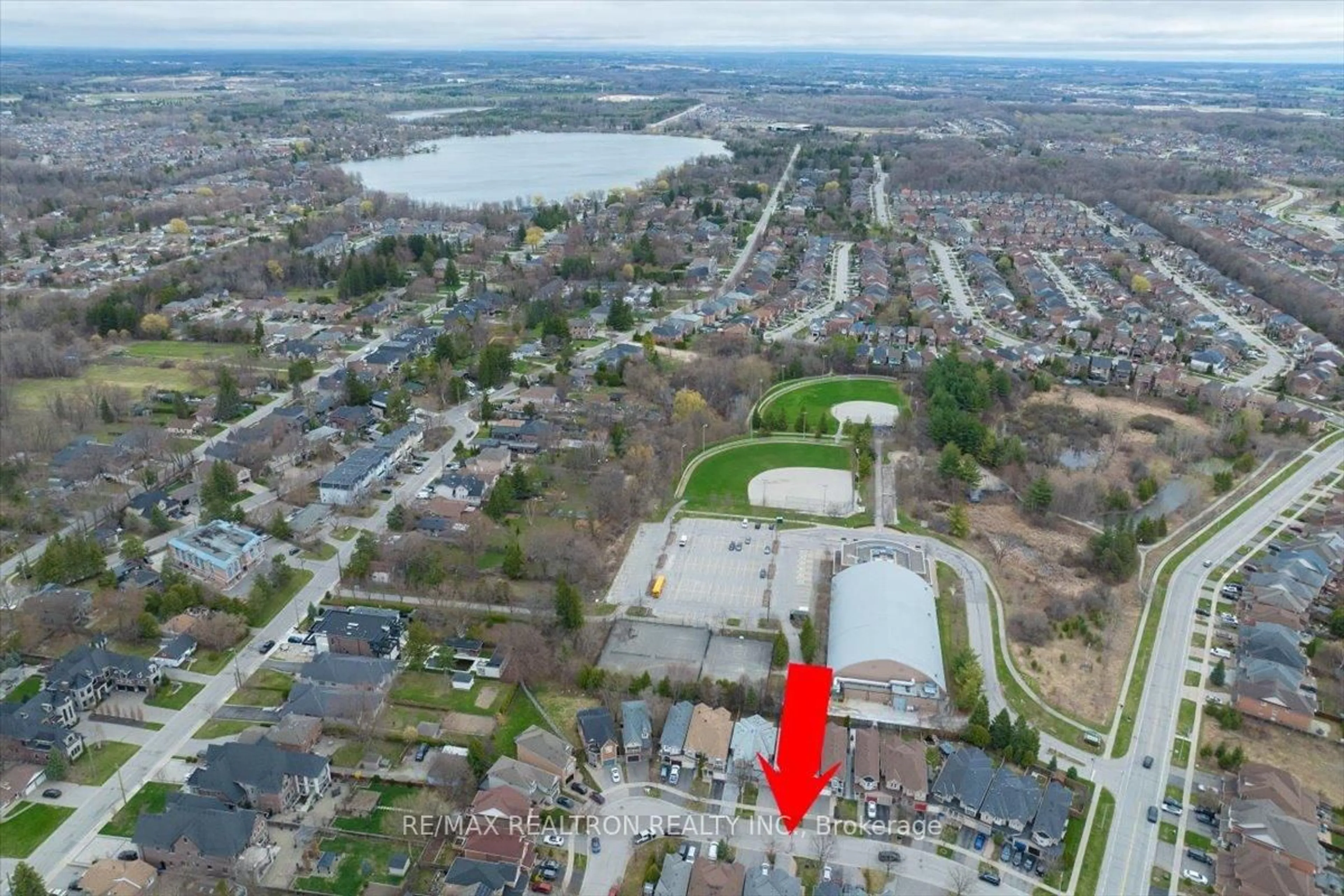 A pic from outside/outdoor area/front of a property/back of a property/a pic from drone, water/lake/river/ocean view for 63 Carousel Cres, Richmond Hill Ontario L4E 3X6
