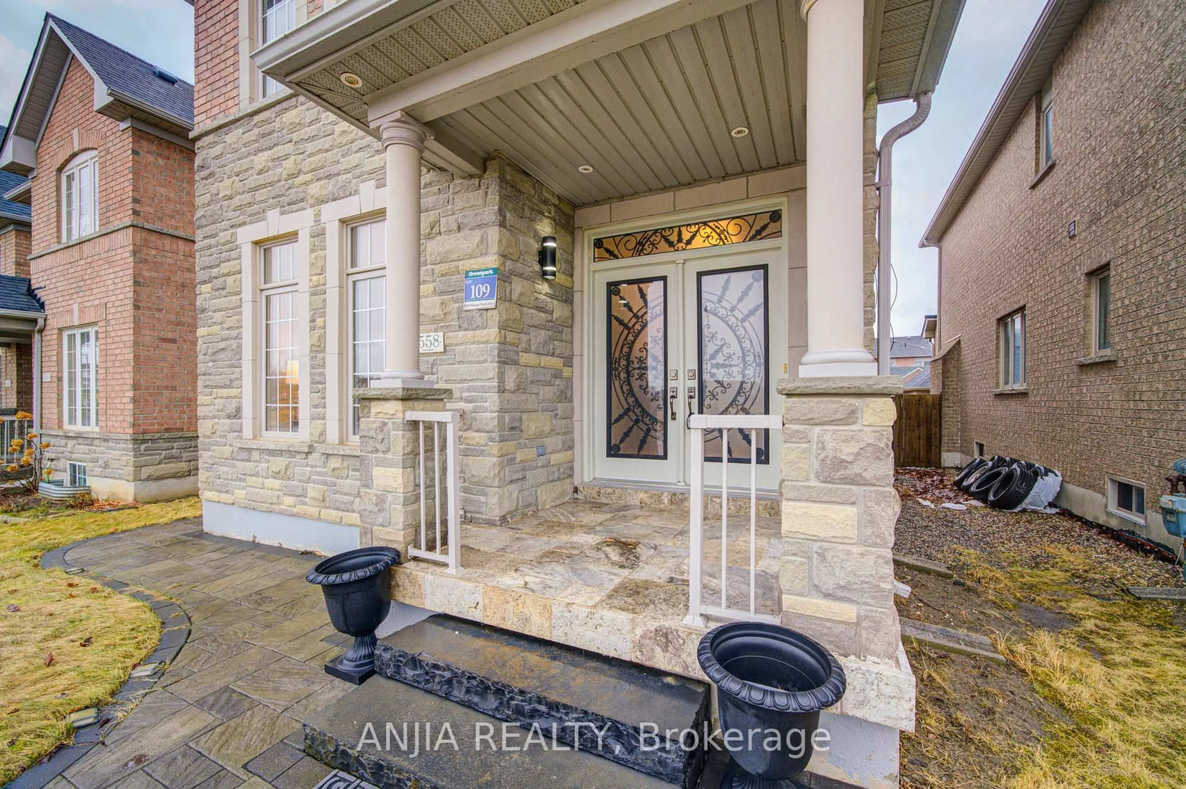 Indoor entryway for 558 Hoover Park Dr, Whitchurch-Stouffville Ontario L4A 0S8