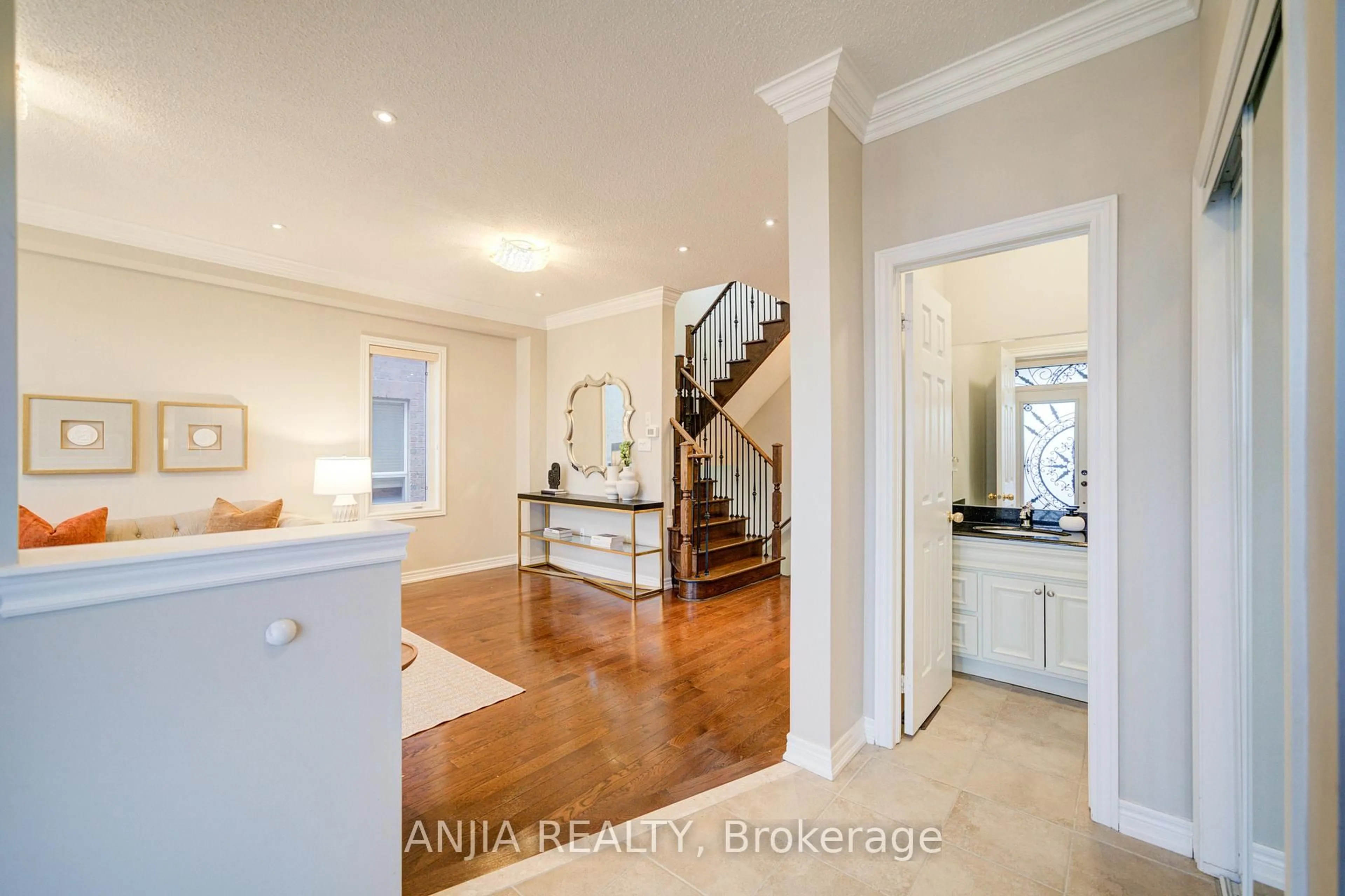 Indoor foyer for 558 Hoover Park Dr, Whitchurch-Stouffville Ontario L4A 0S8