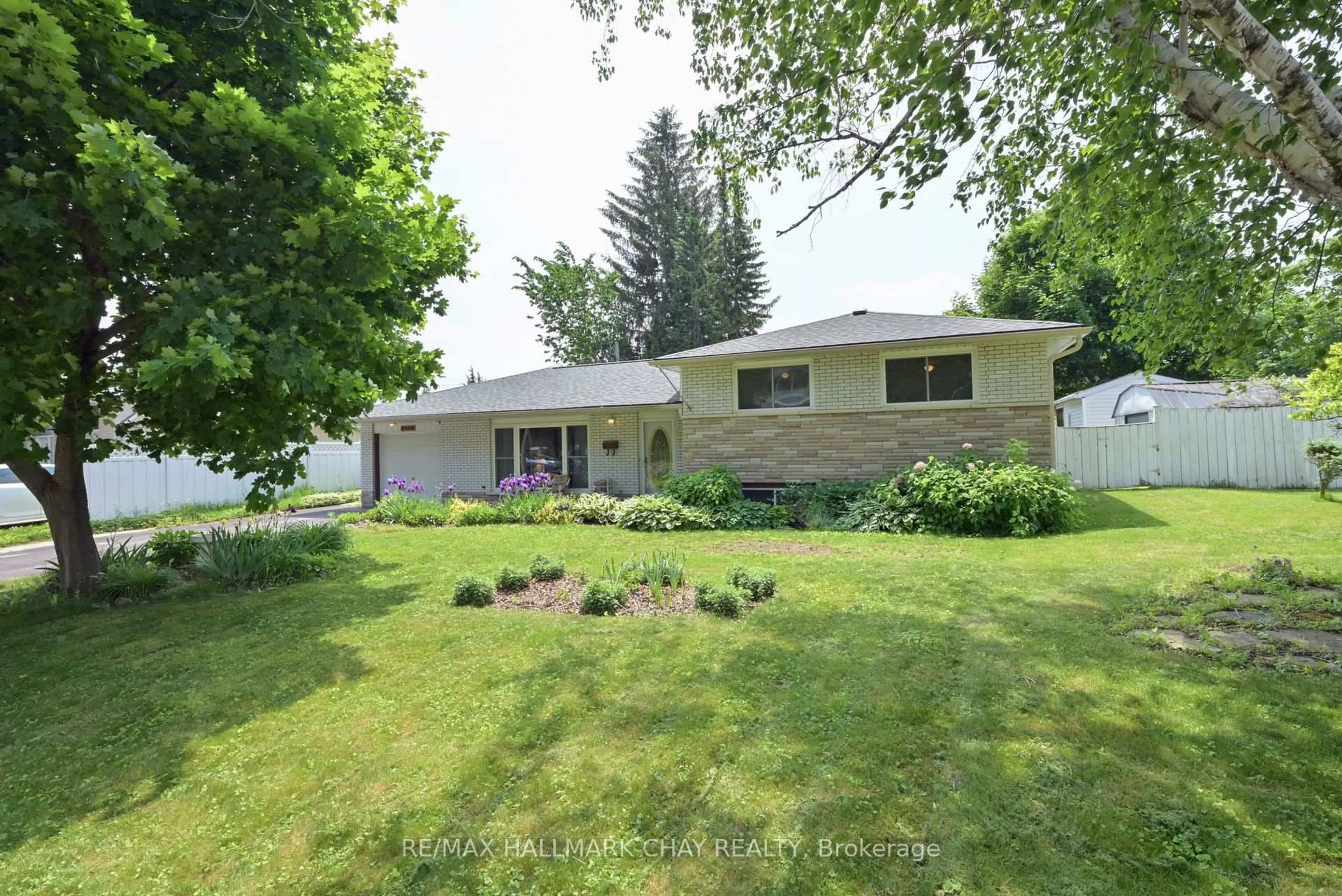 A pic from outside/outdoor area/front of a property/back of a property/a pic from drone, street for 17 Elm St, New Tecumseth Ontario L9R 1M8