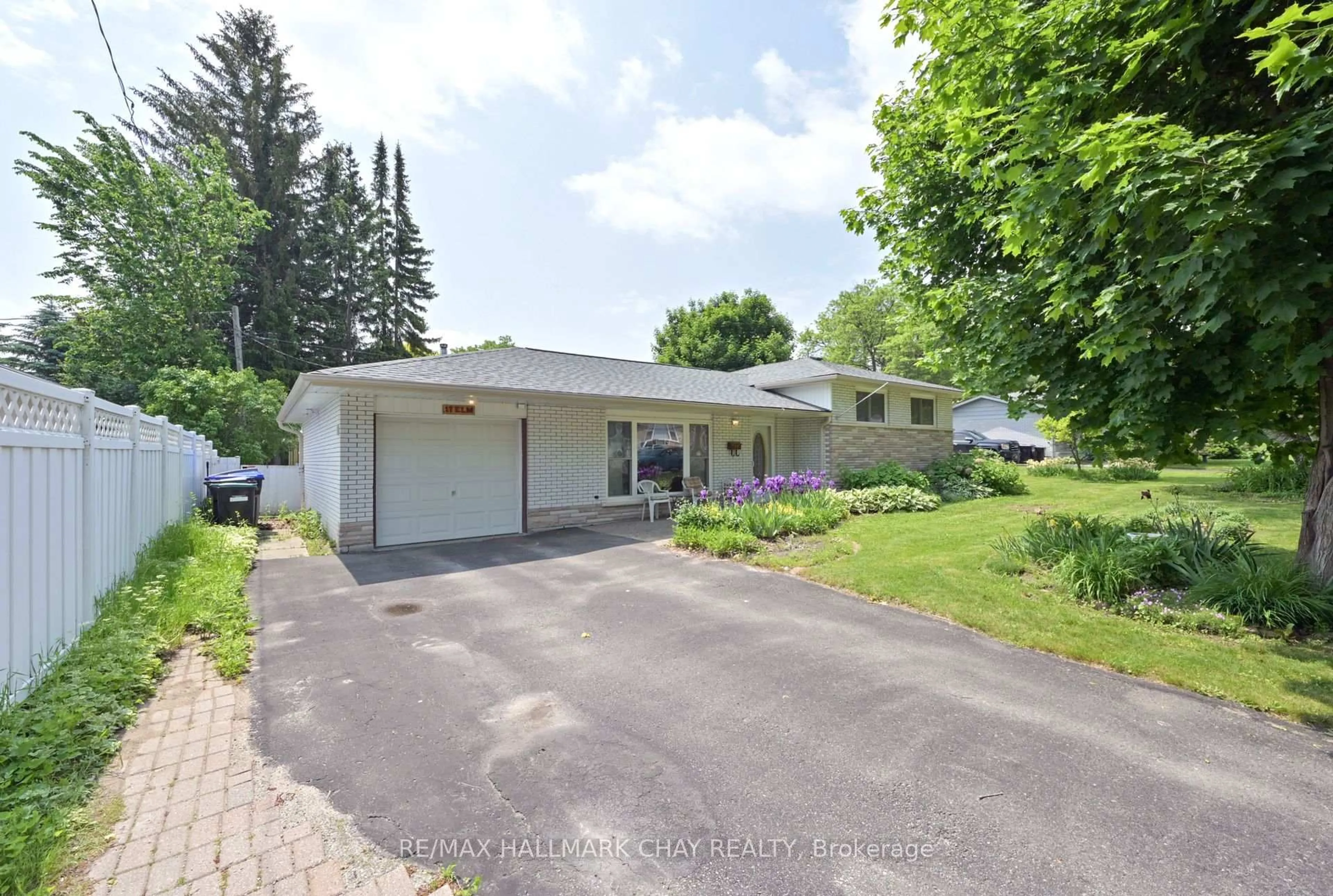A pic from outside/outdoor area/front of a property/back of a property/a pic from drone, street for 17 Elm St, New Tecumseth Ontario L9R 1M8
