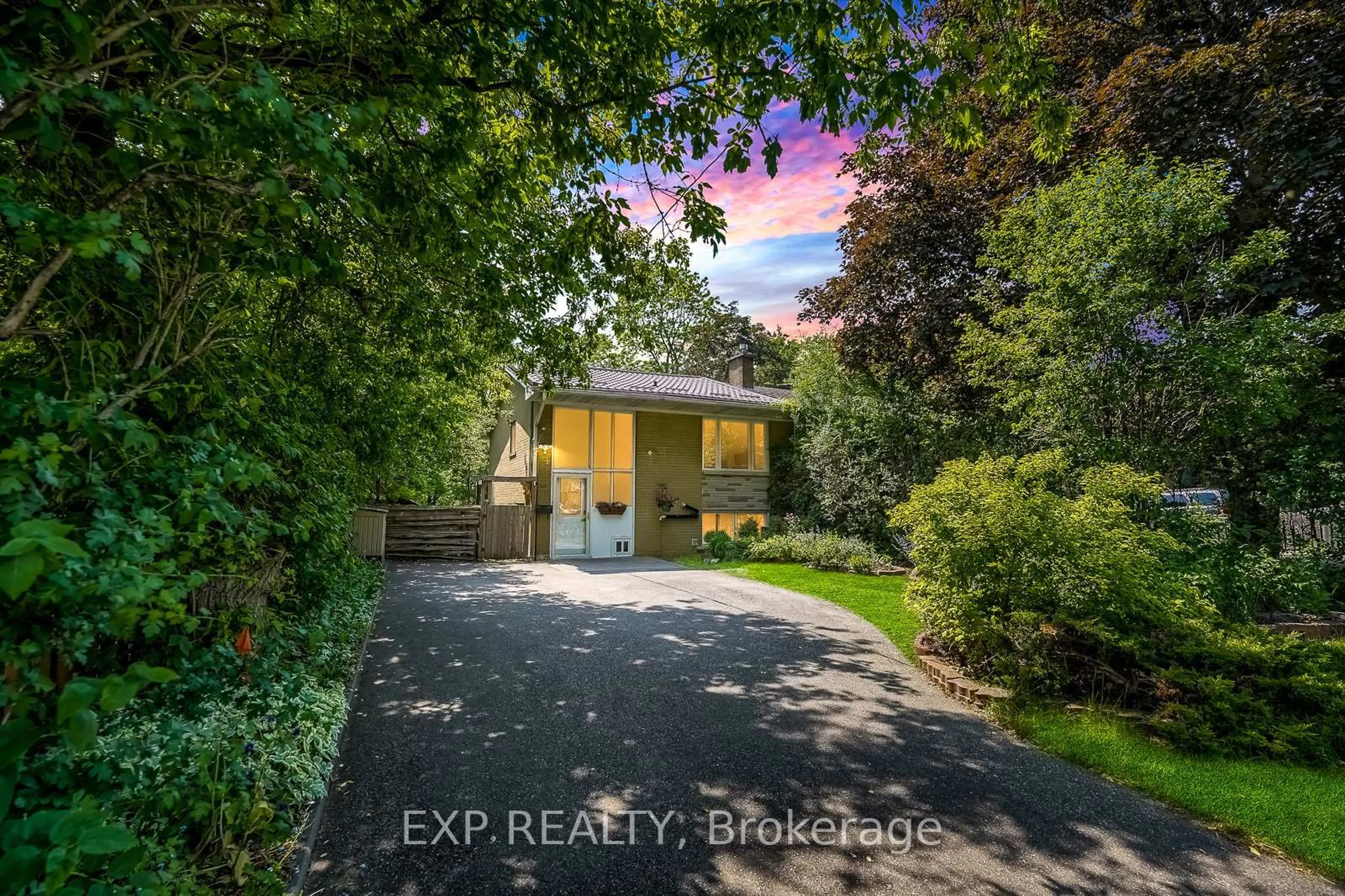 A pic from outside/outdoor area/front of a property/back of a property/a pic from drone, street for 226 Cedar Ave, Richmond Hill Ontario L4C 2B2