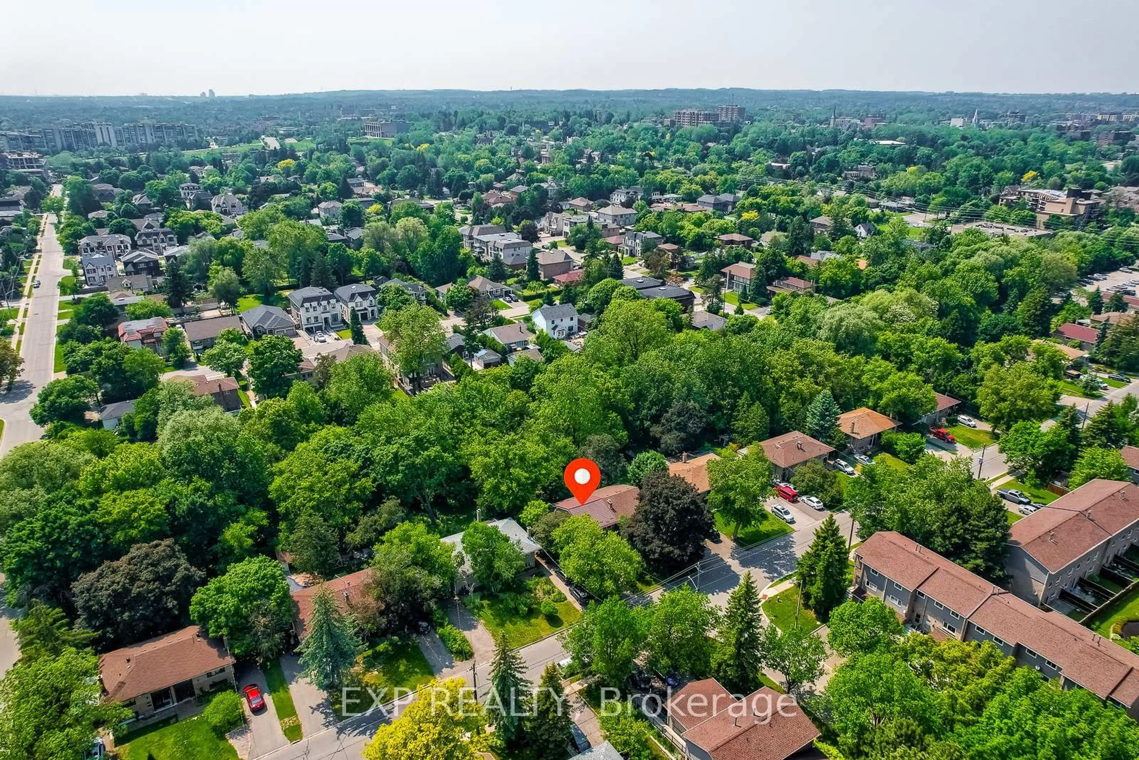 A pic from outside/outdoor area/front of a property/back of a property/a pic from drone, street for 226 Cedar Ave, Richmond Hill Ontario L4C 2B2