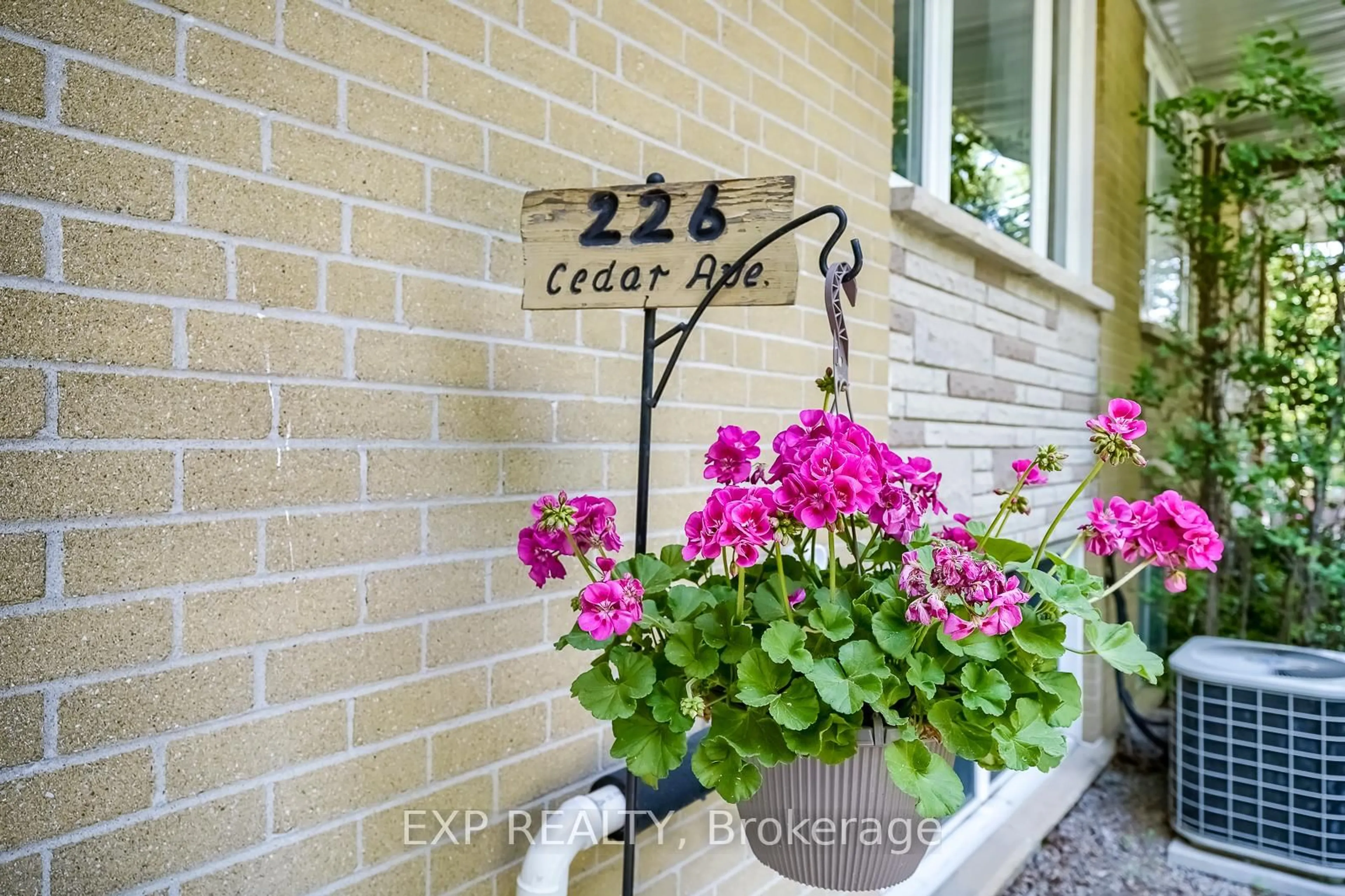Indoor entryway for 226 Cedar Ave, Richmond Hill Ontario L4C 2B2