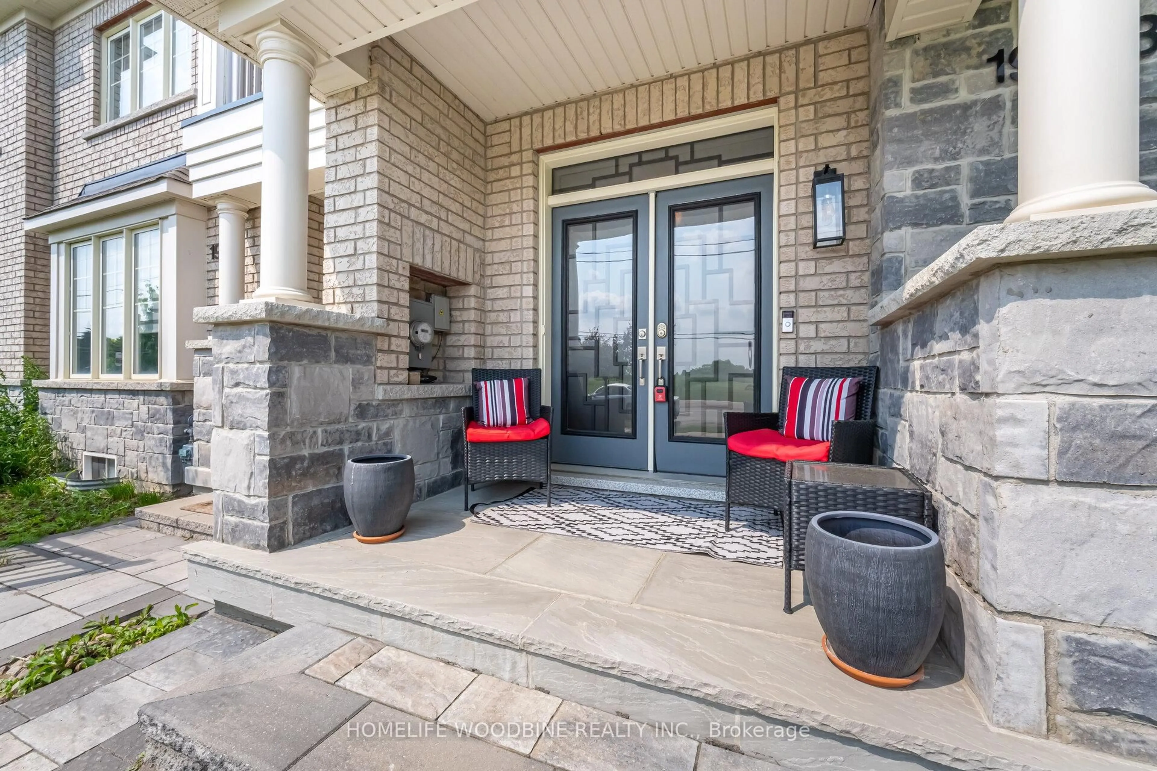 Patio, street for 19848 Leslie St, East Gwillimbury Ontario L9N 0R9
