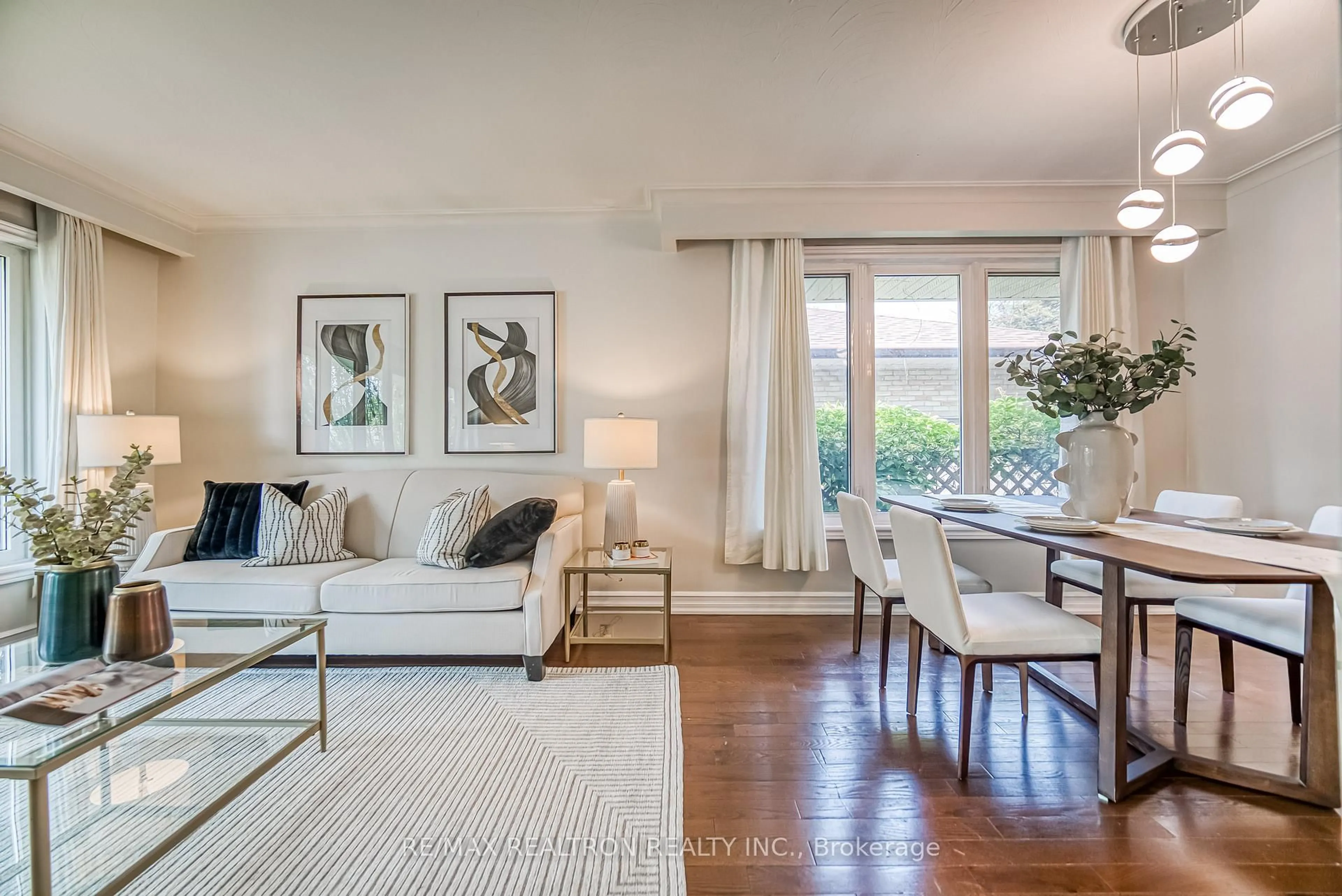 Living room with furniture, unknown for 3 Cartier Cres, Richmond Hill Ontario L4C 2M9