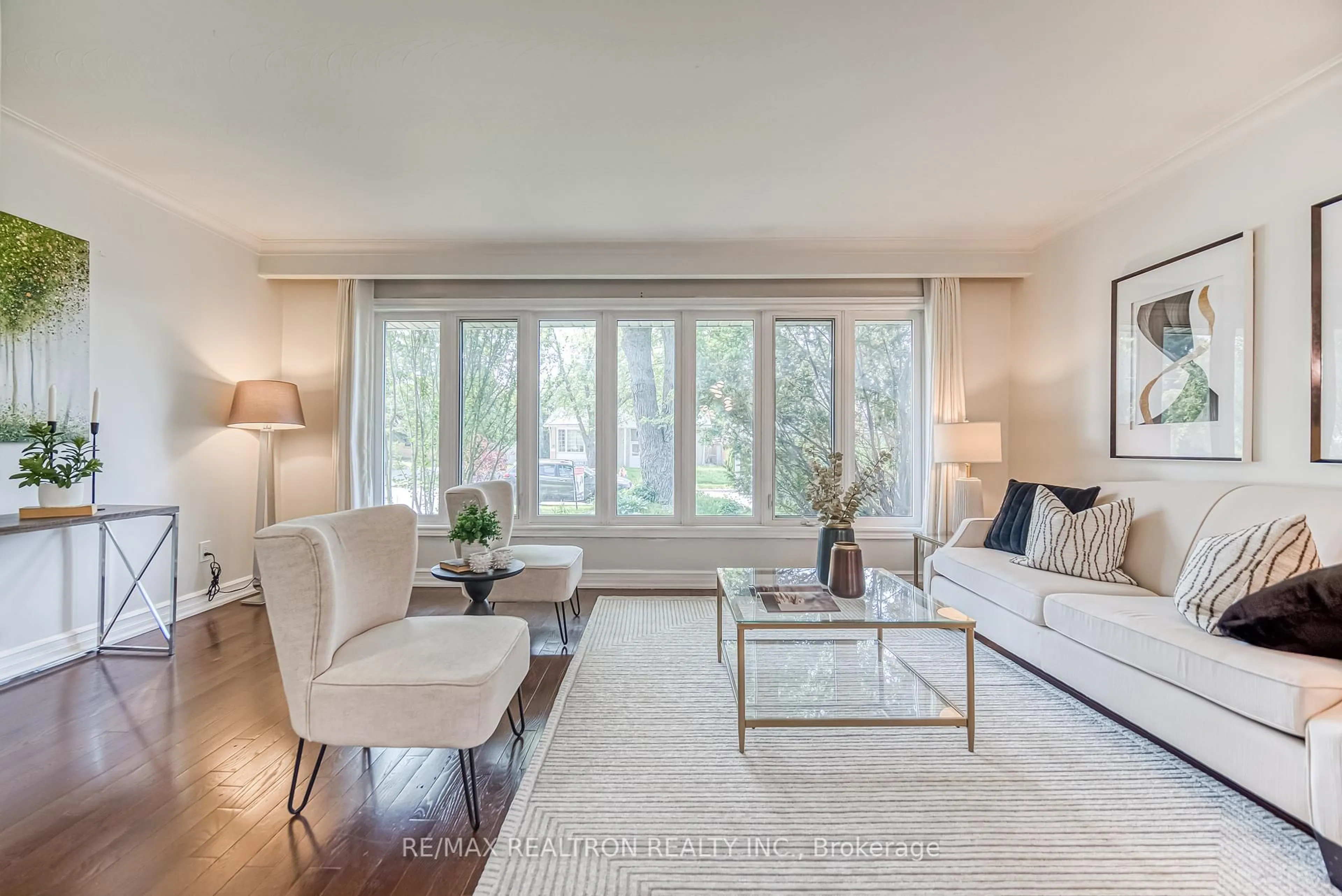 Living room with furniture, wood/laminate floor for 3 Cartier Cres, Richmond Hill Ontario L4C 2M9