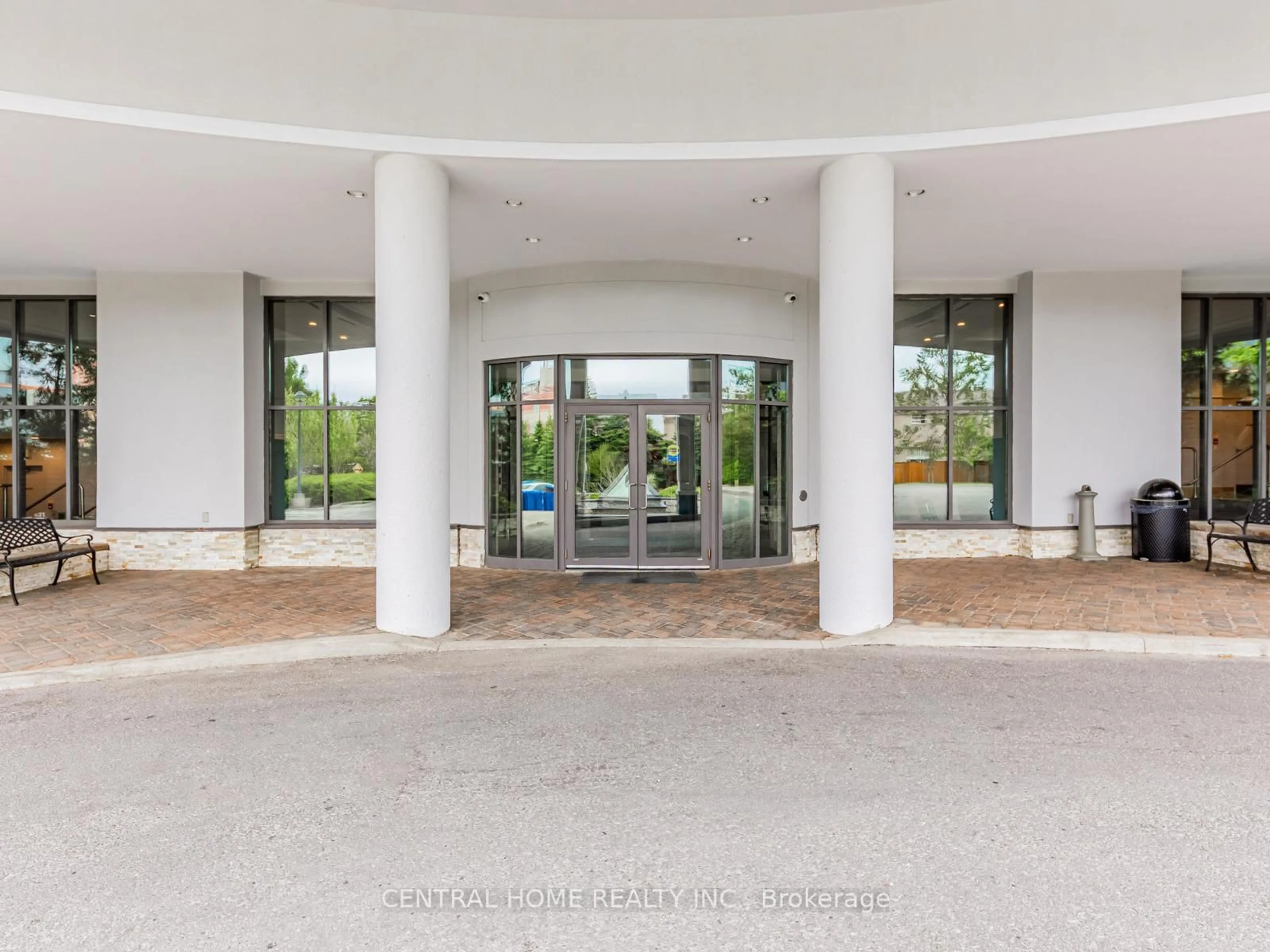 Indoor foyer for 11121 Yonge St #217, Richmond Hill Ontario L4C 0S7