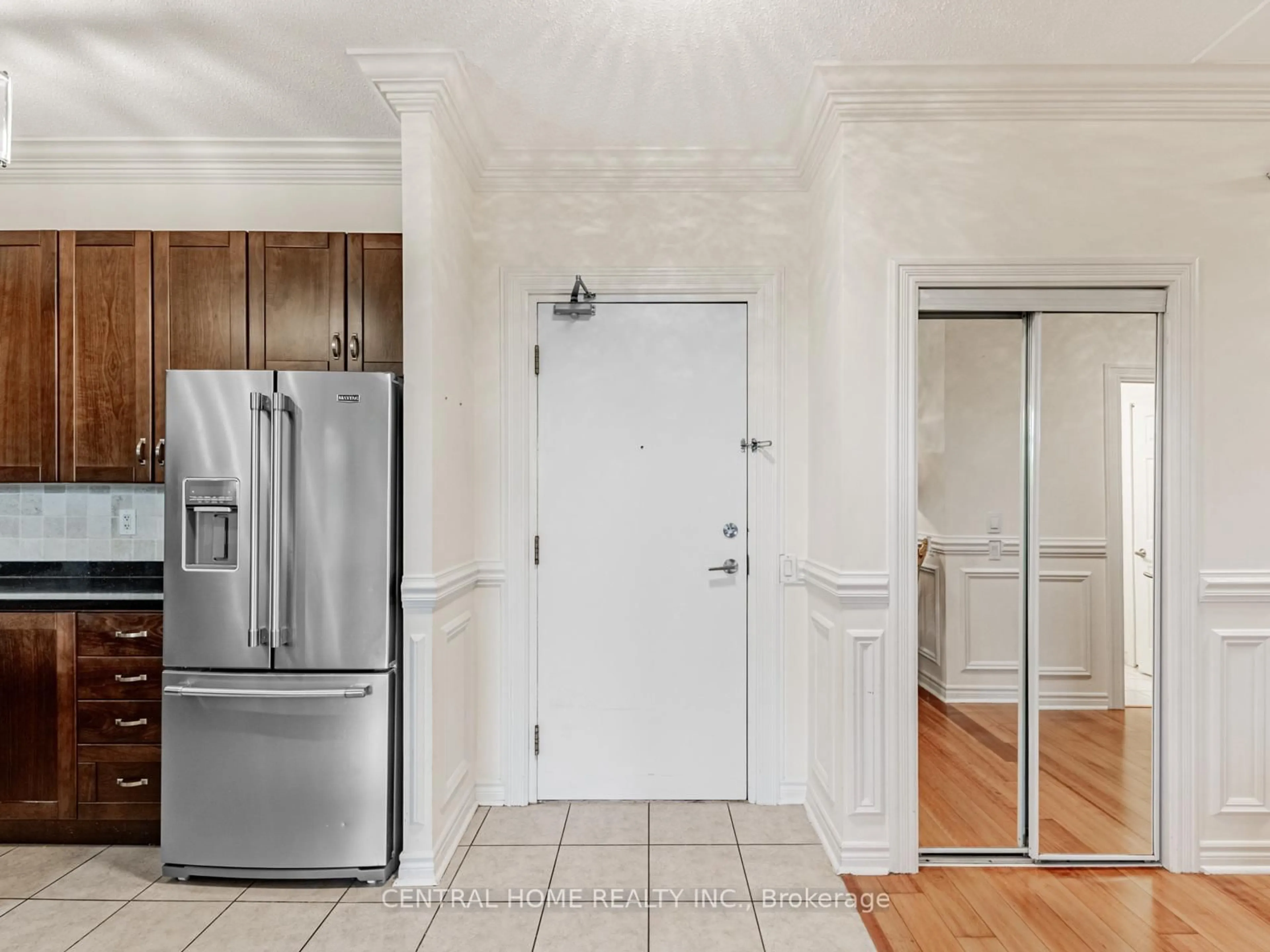 Indoor entryway for 11121 Yonge St #217, Richmond Hill Ontario L4C 0S7