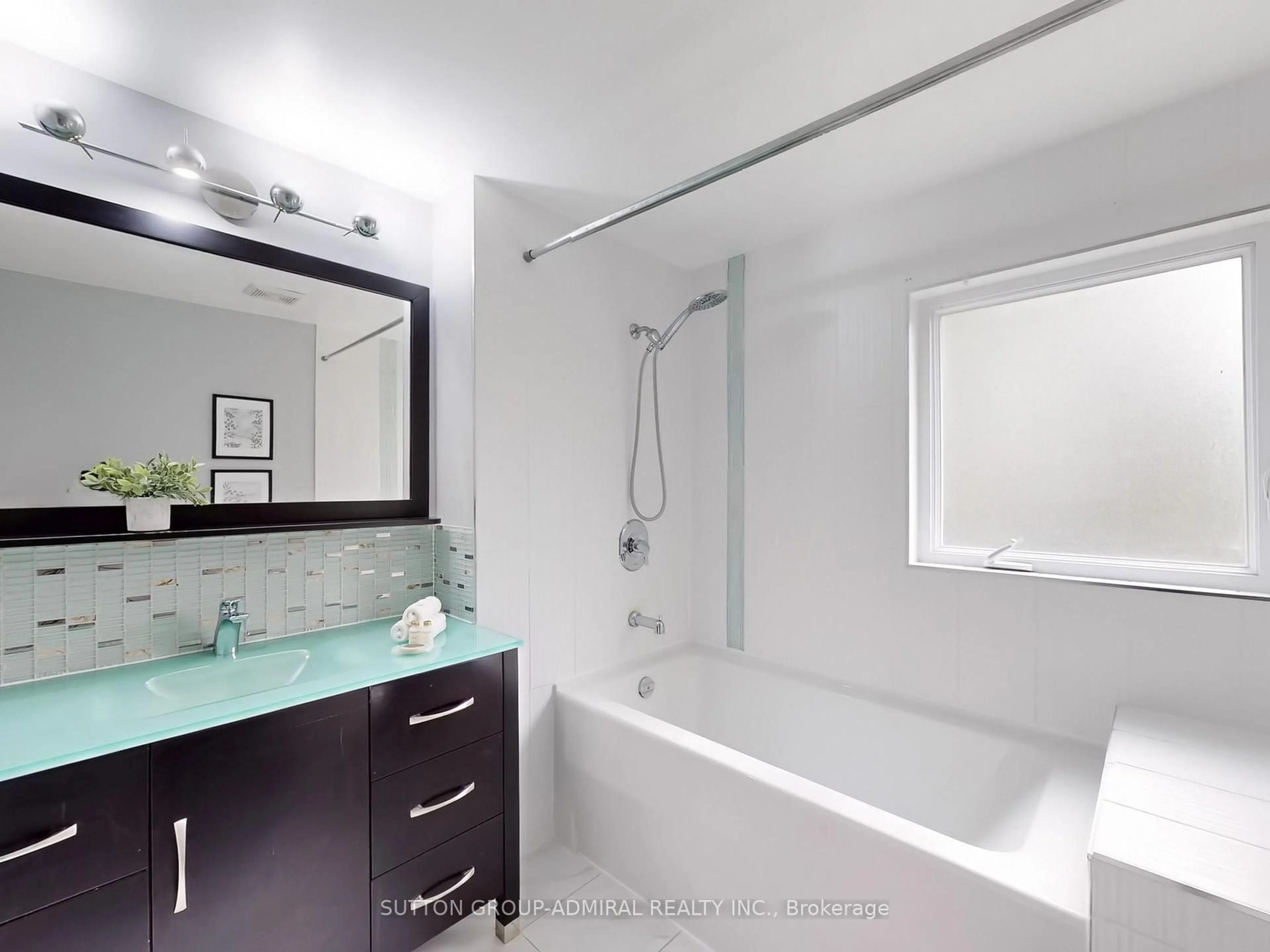 Contemporary bathroom, ceramic/tile floor for 57 Peter Andrew Cres, Vaughan Ontario L4J 3E2
