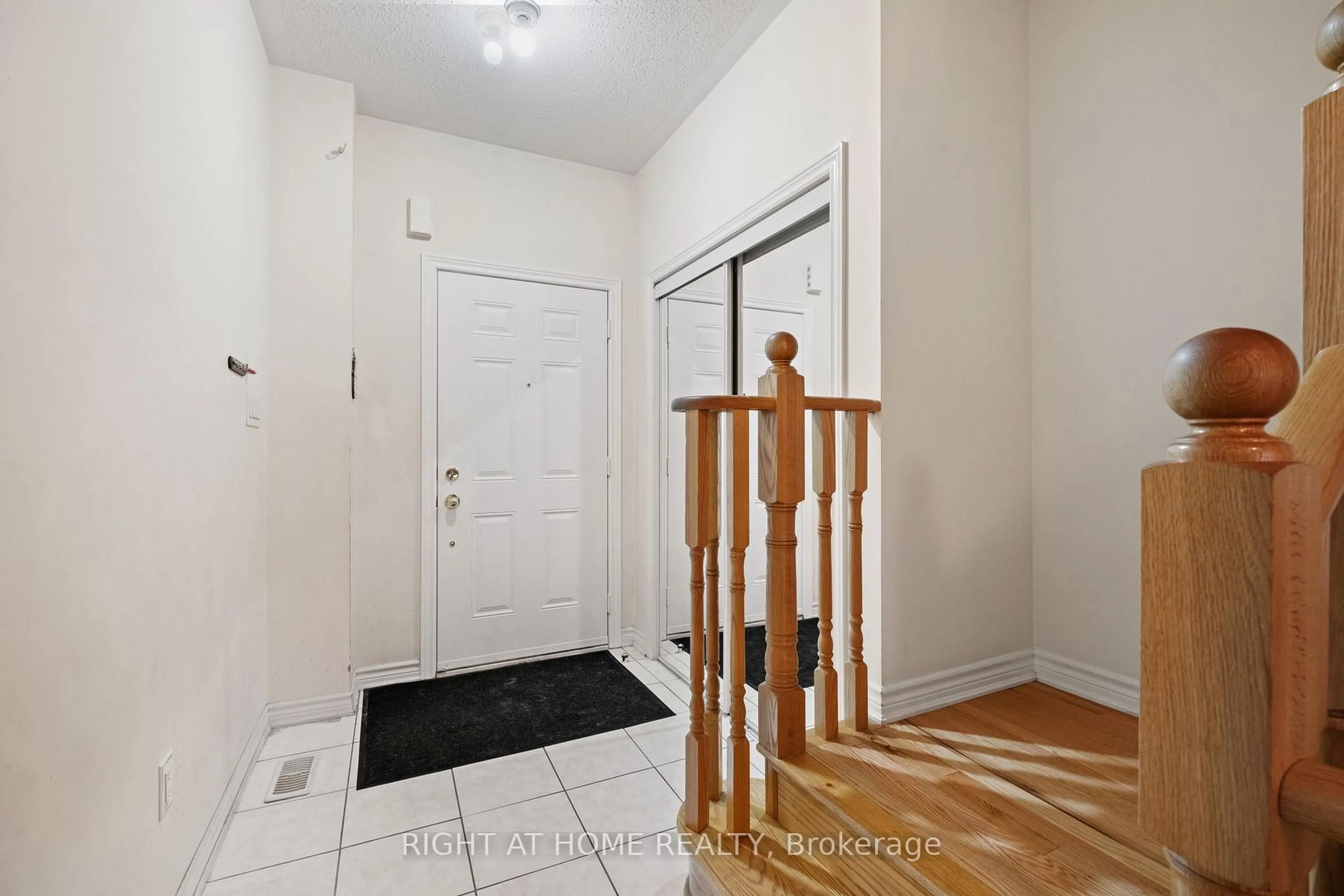 Indoor entryway for 8777 Dufferin St #12, Vaughan Ontario L4J 8W3