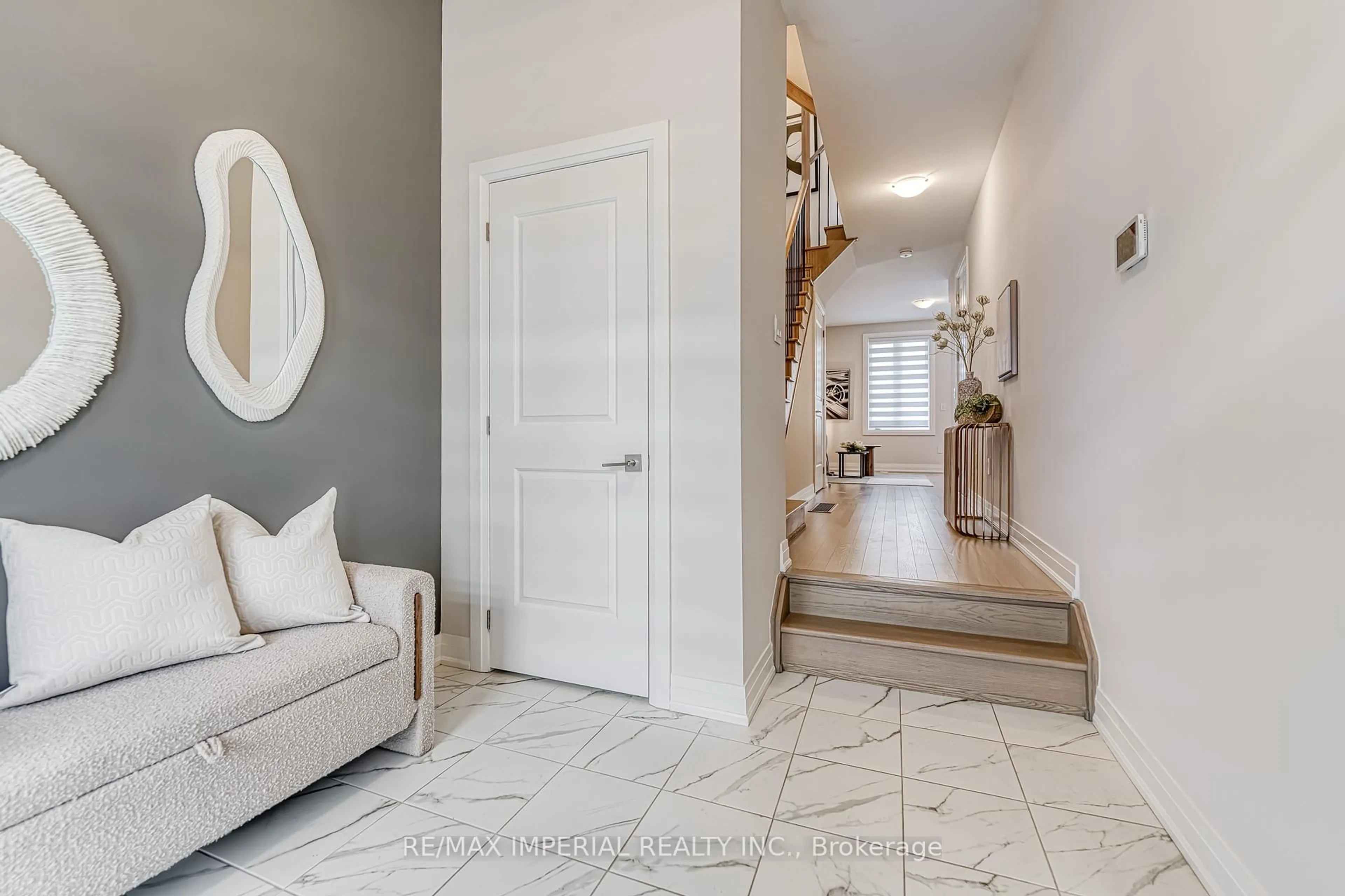 Indoor entryway for 222 Vermont Ave, Newmarket Ontario L3X 0M6