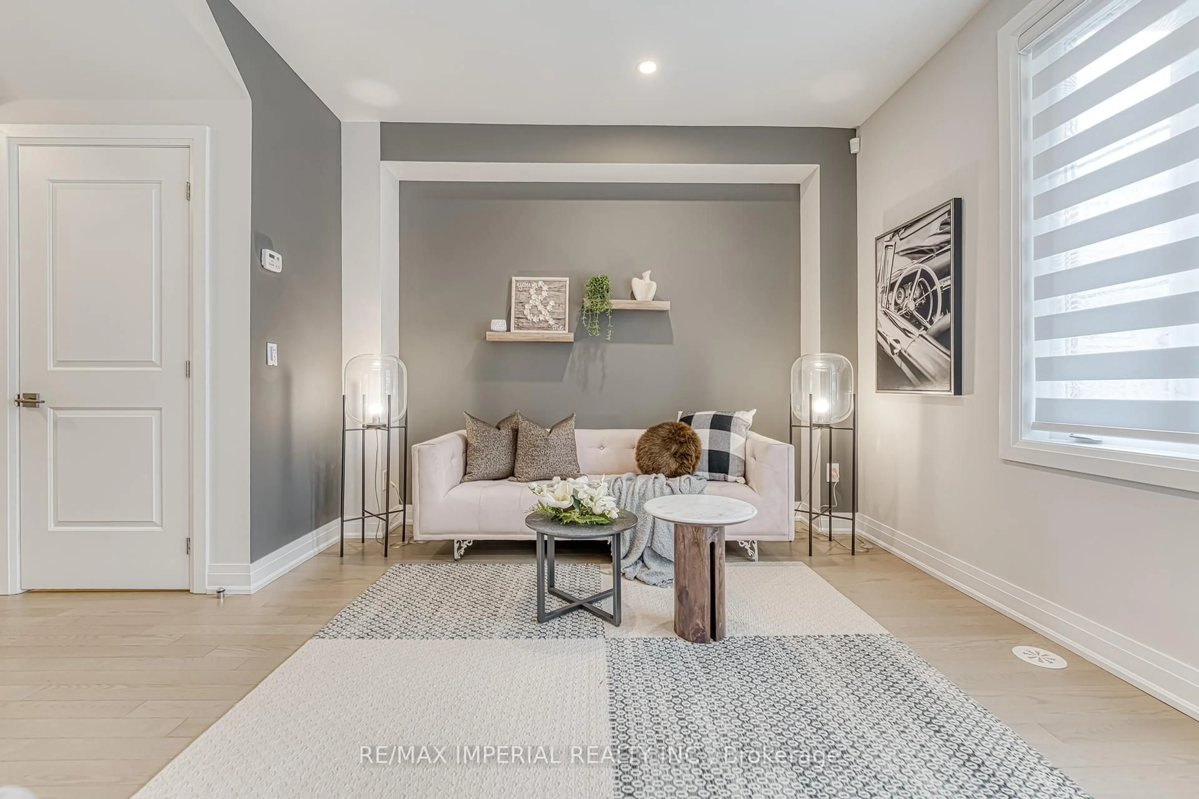 Living room with furniture, unknown for 222 Vermont Ave, Newmarket Ontario L3X 0M6