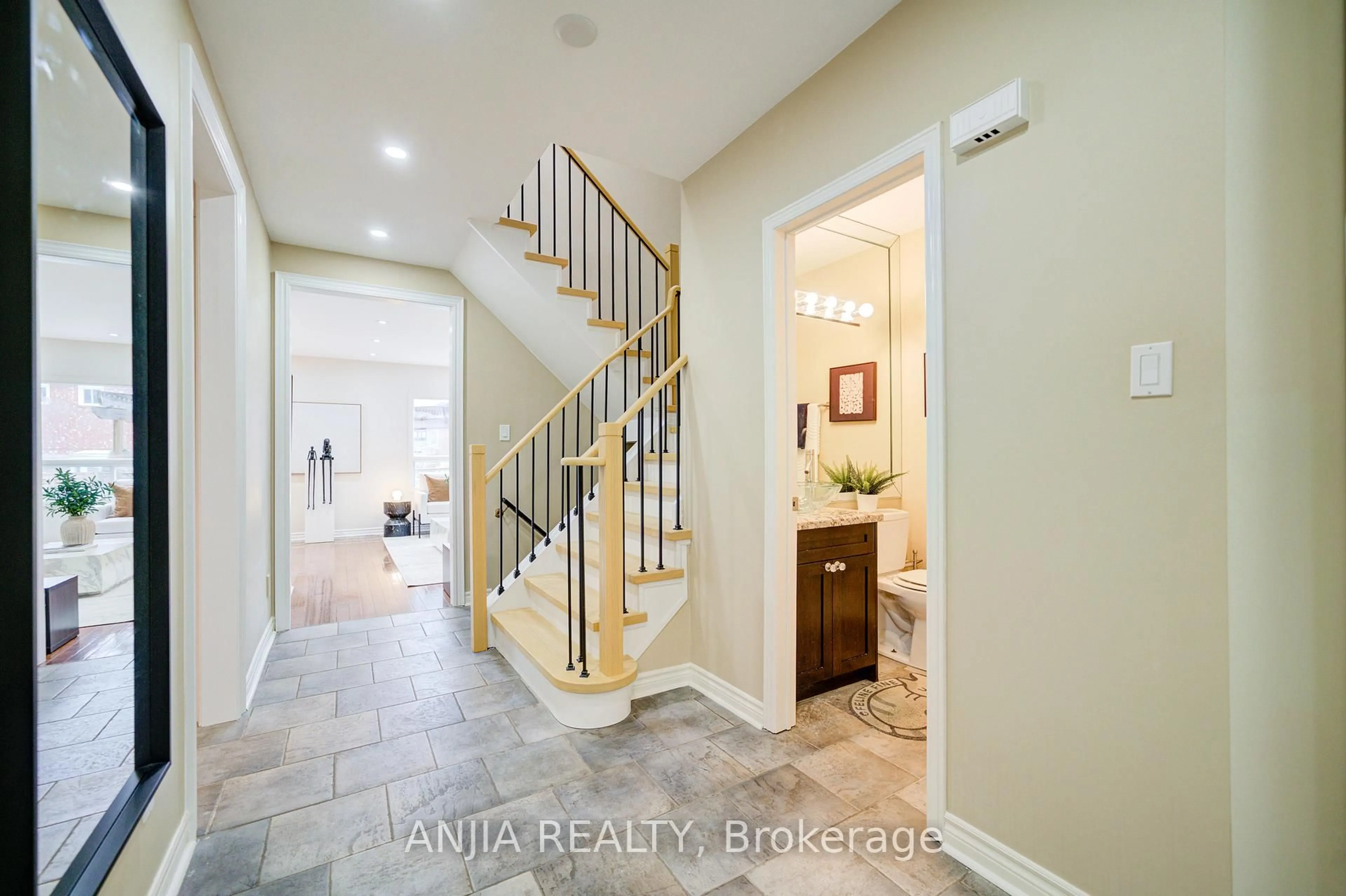 Indoor entryway for 117 Redondo Dr, Vaughan Ontario L4J 7S6