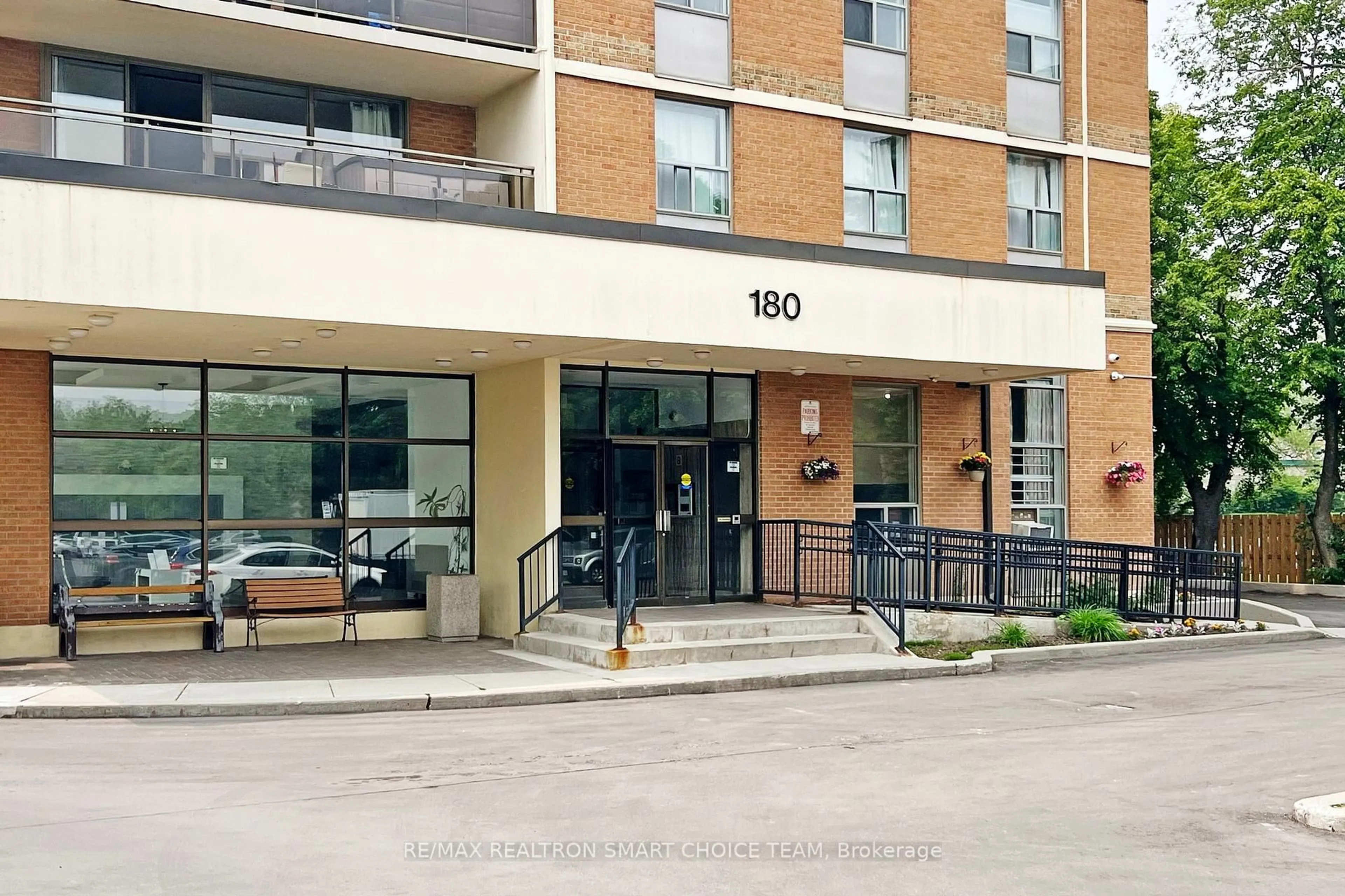Indoor foyer for 180 Dudley Ave #506, Markham Ontario L3T 4X2