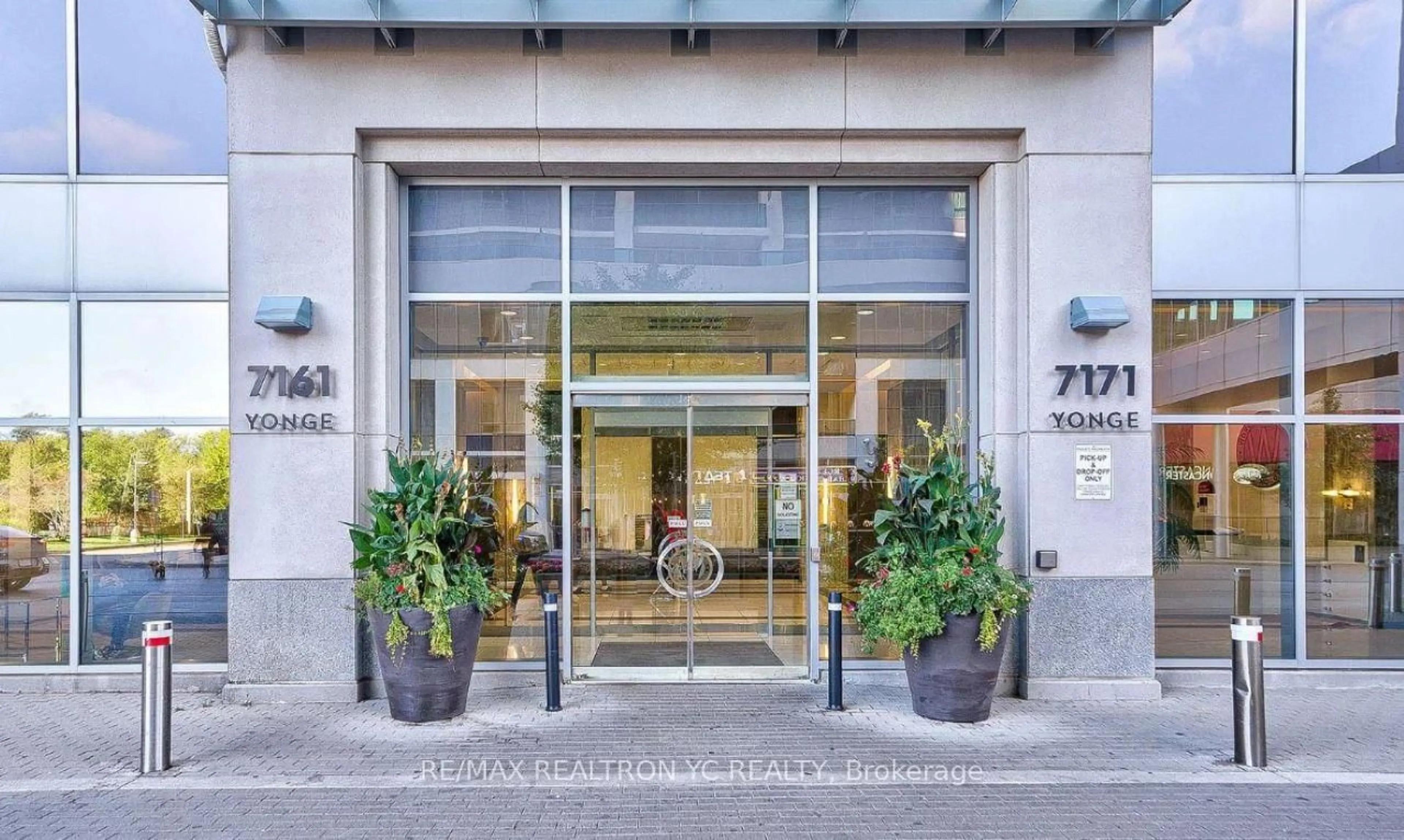 Indoor foyer for 7171 Yonge St #408, Markham Ontario L3T 0C5