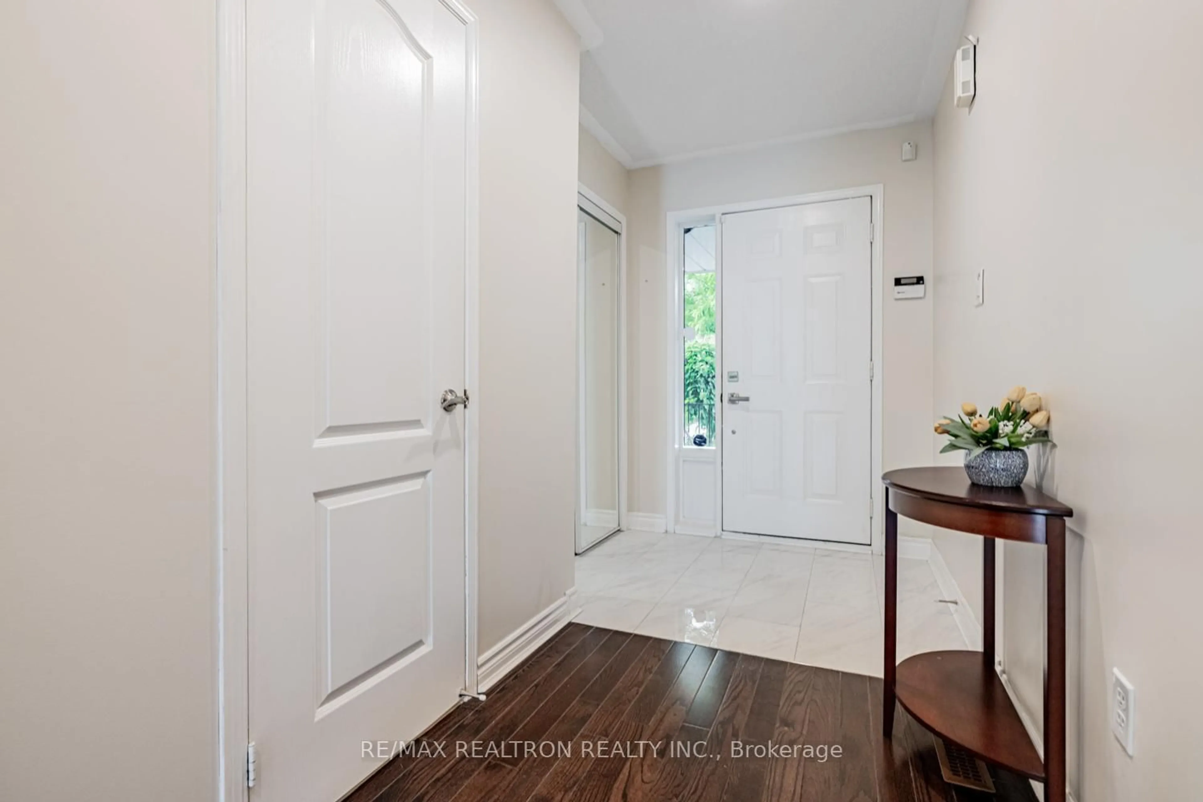 Indoor entryway for 198 Banbrooke Cres, Newmarket Ontario L3X 2W6