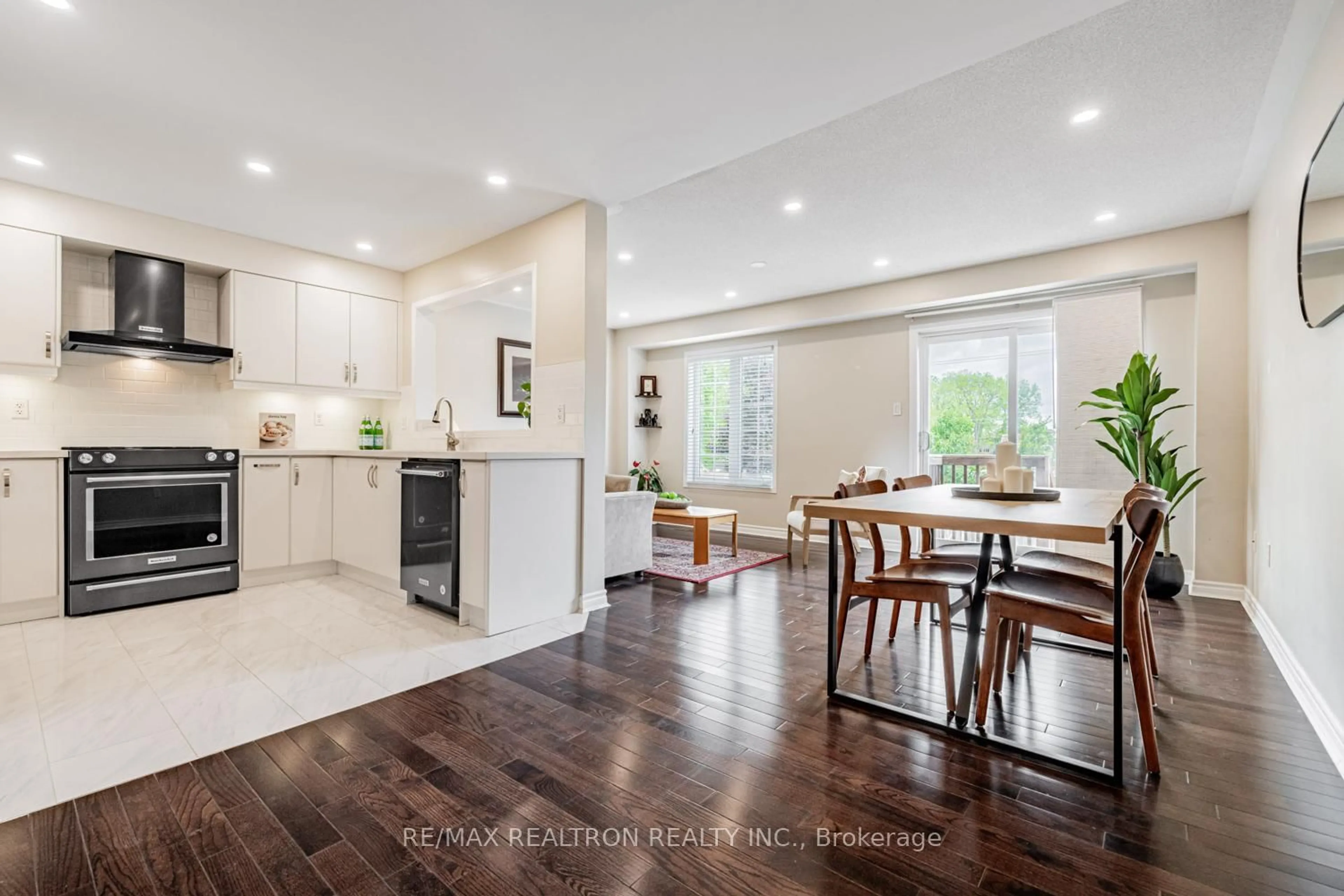 Open concept kitchen, unknown for 198 Banbrooke Cres, Newmarket Ontario L3X 2W6