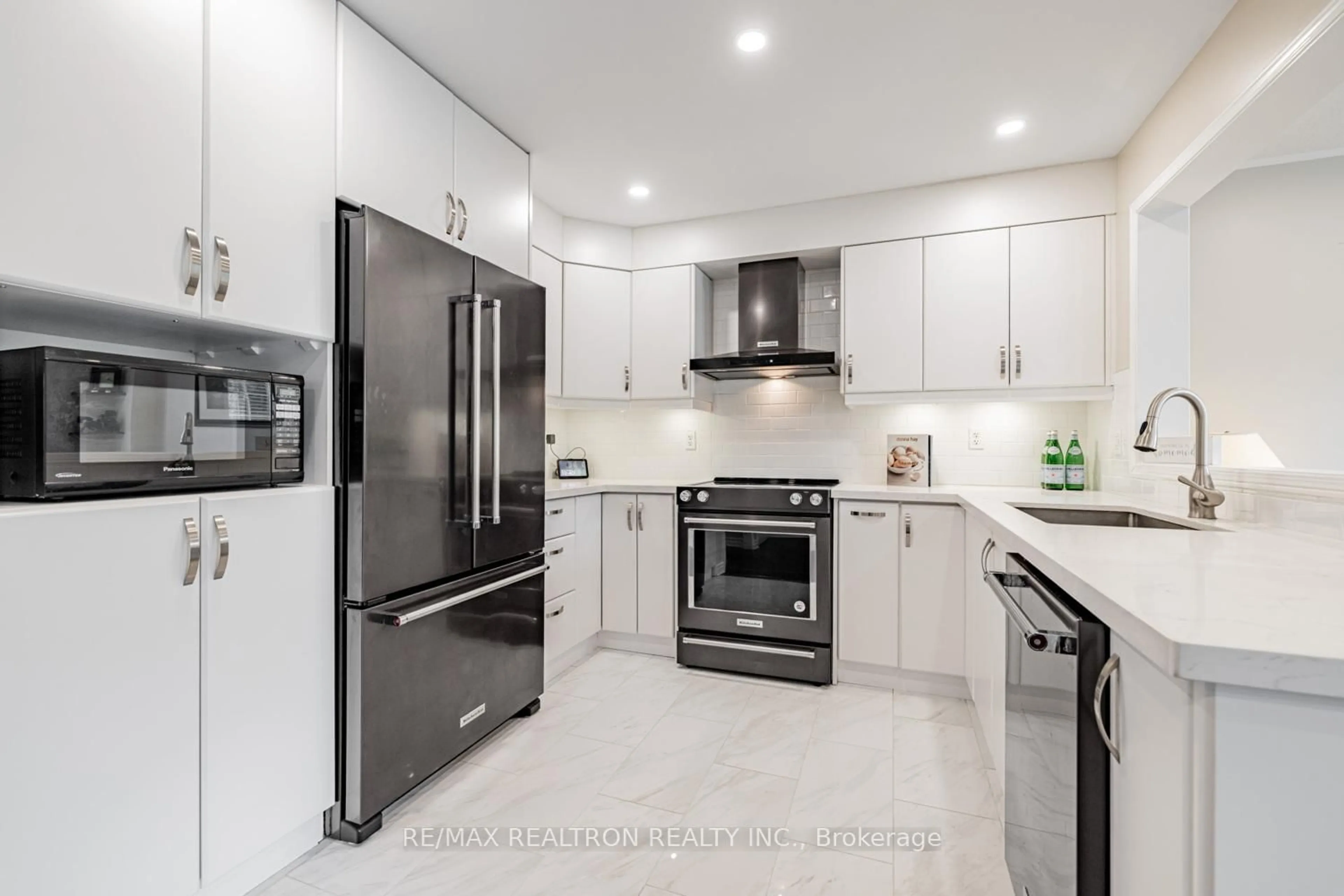Contemporary kitchen, ceramic/tile floor for 198 Banbrooke Cres, Newmarket Ontario L3X 2W6