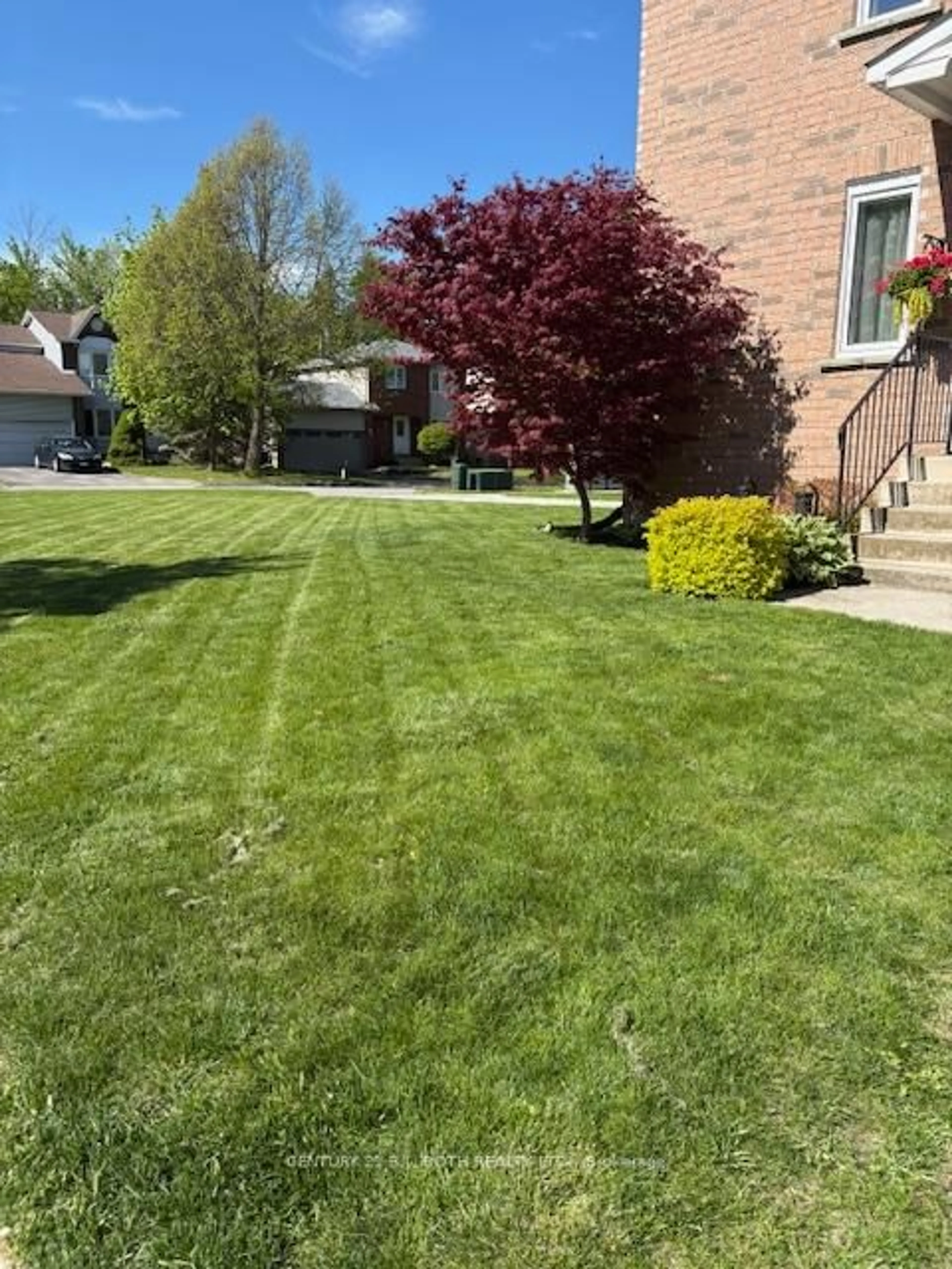 A pic from outside/outdoor area/front of a property/back of a property/a pic from drone, street for 695 Candaras St, Innisfil Ontario L9S 2G9
