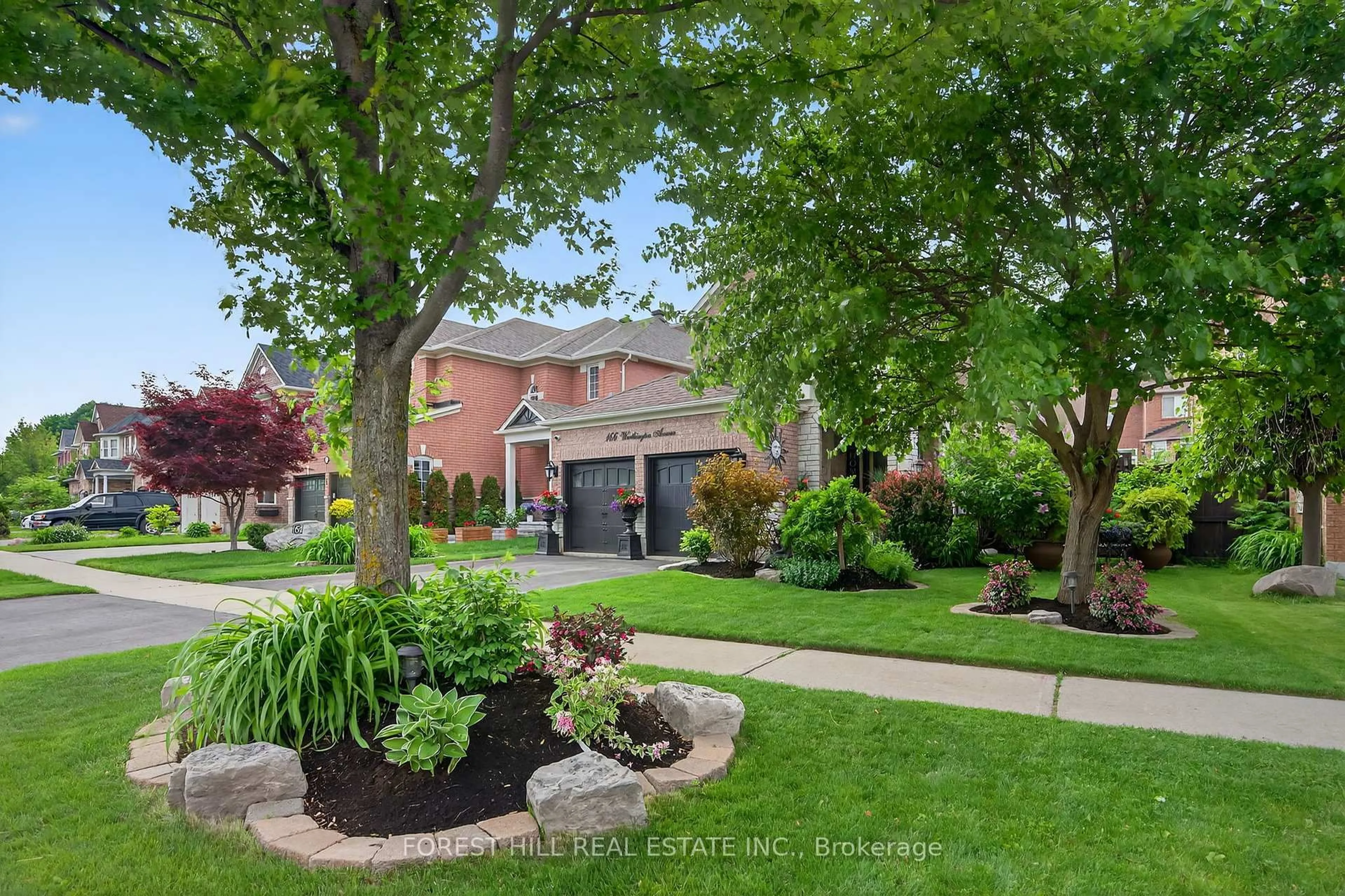 A pic from outside/outdoor area/front of a property/back of a property/a pic from drone, street for 166 Worthington Ave, Richmond Hill Ontario L4E 4N7