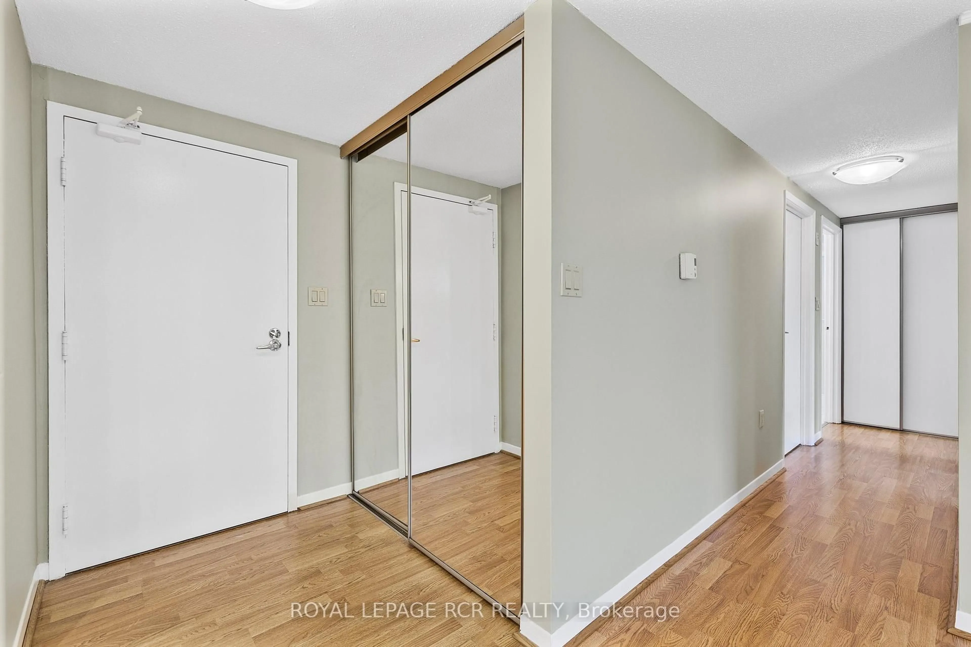 Indoor entryway for 166 Olive St #305, East Gwillimbury Ontario L9N 1M9