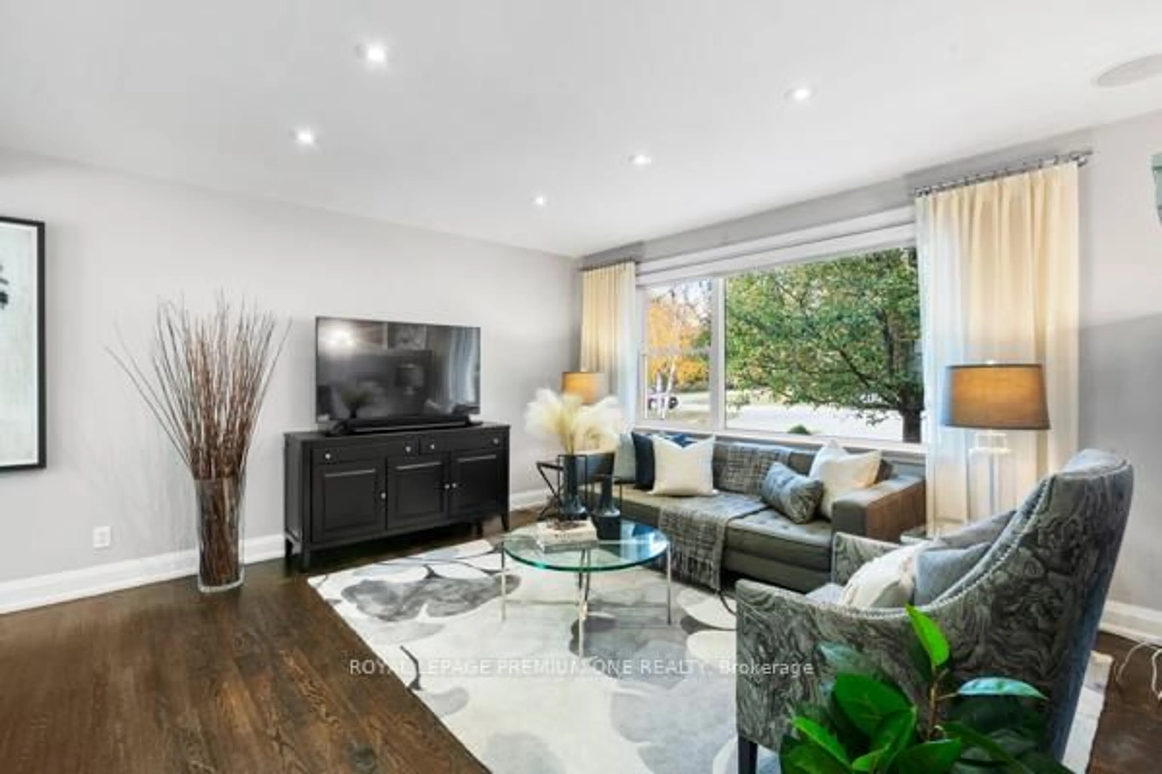Living room with furniture, wood/laminate floor for 9 Faris Ave, King Ontario L0G 1N0