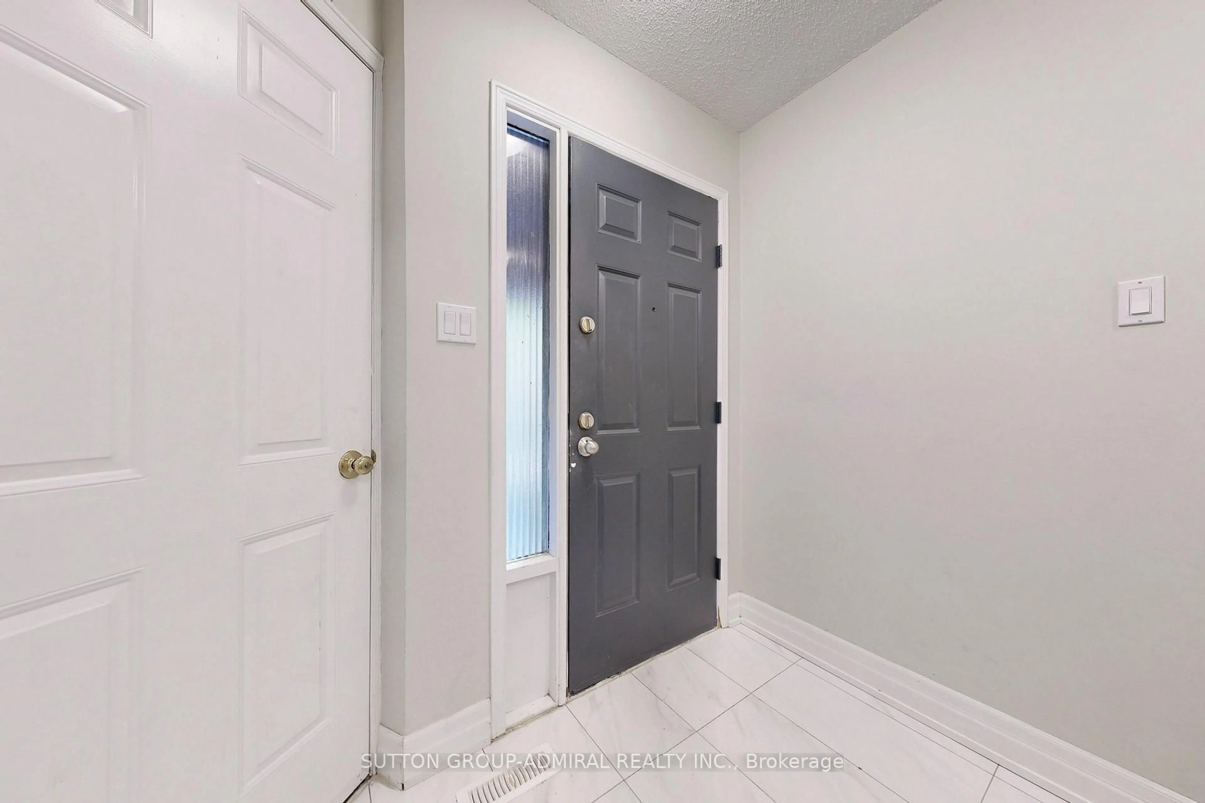 Indoor entryway for 127 North Meadow Cres, Vaughan Ontario L4J 3C4
