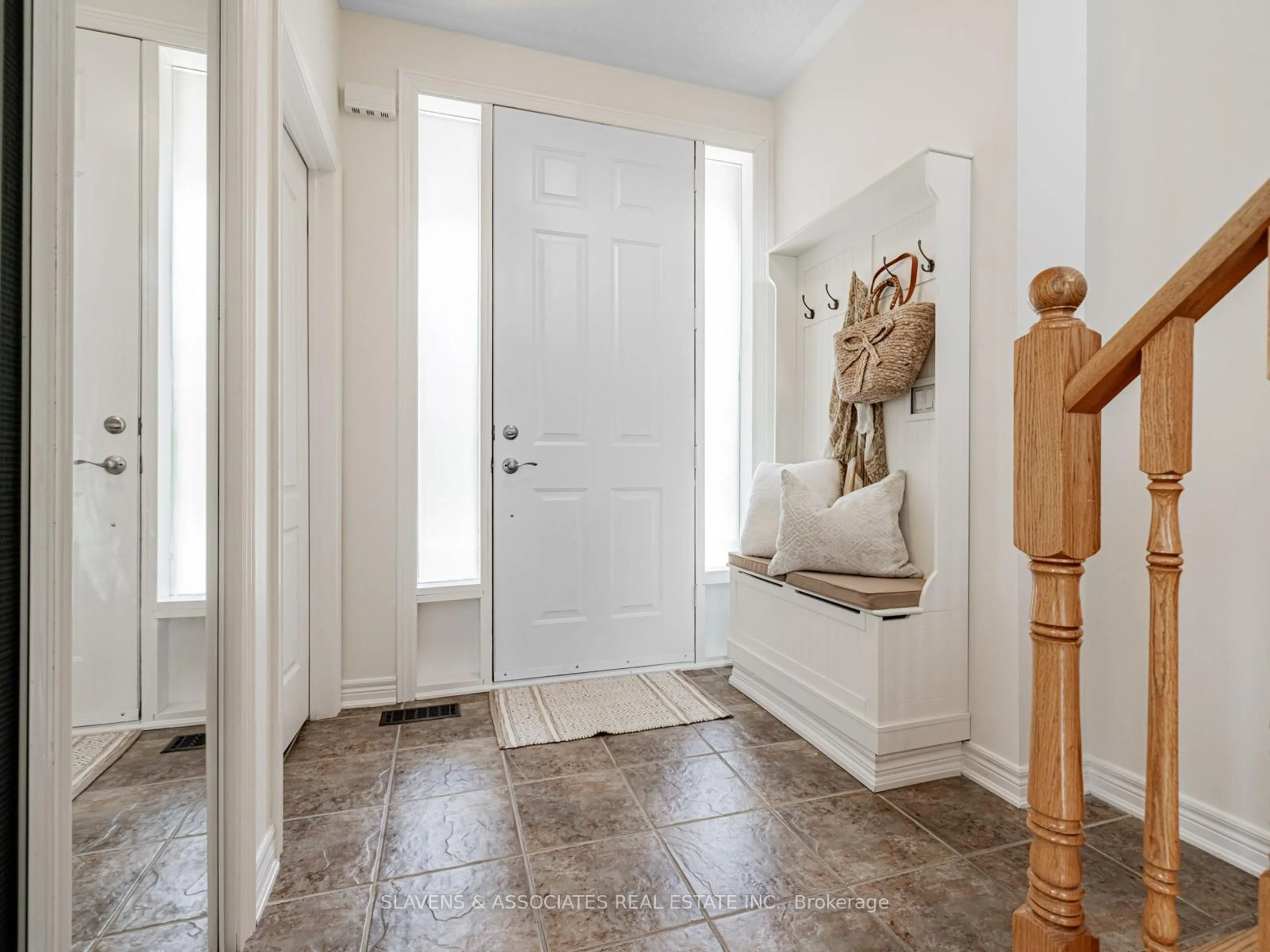 Indoor entryway for 32 Helen St, Vaughan Ontario L4L 3S3