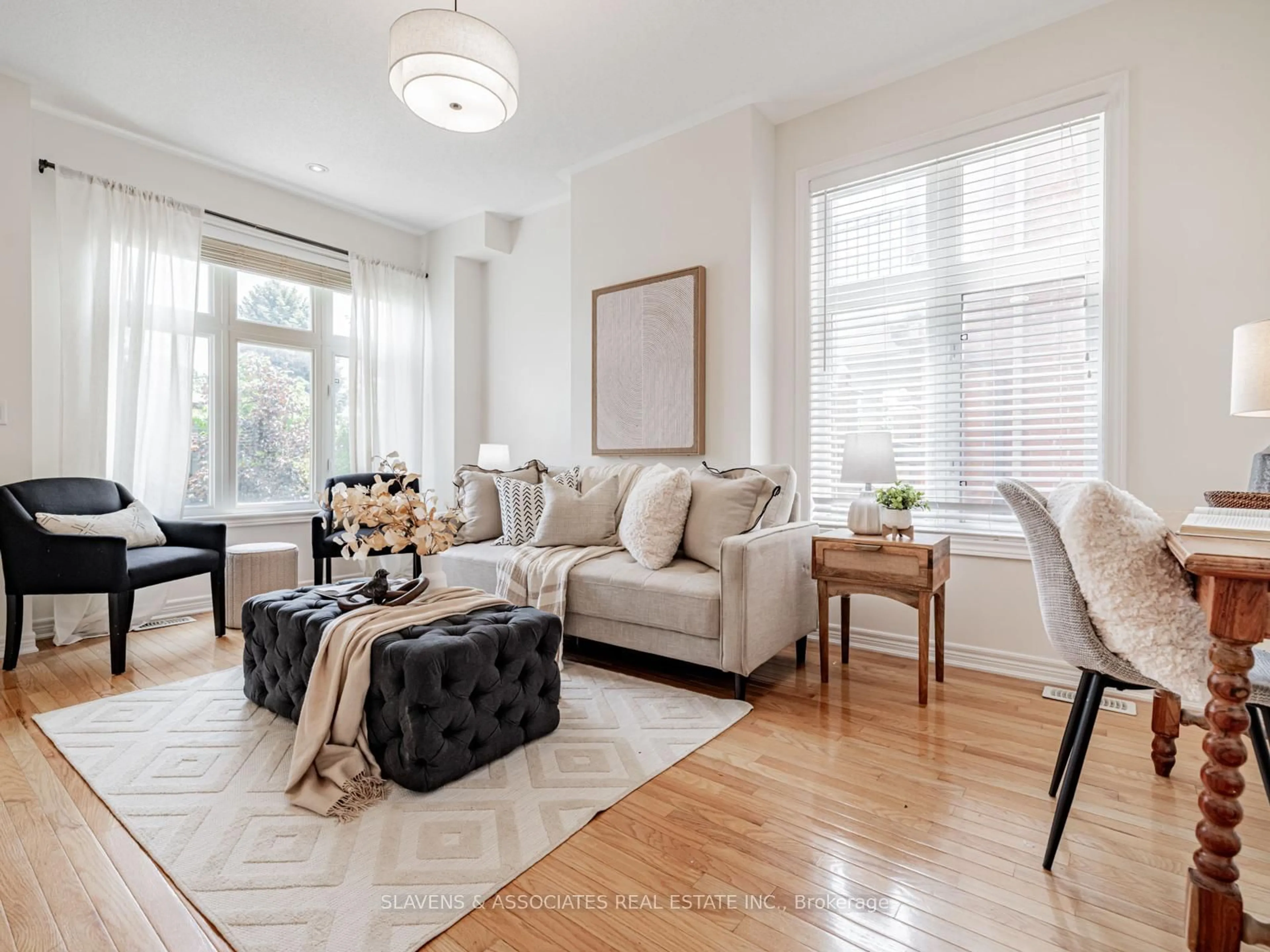 Living room with furniture, unknown for 32 Helen St, Vaughan Ontario L4L 3S3