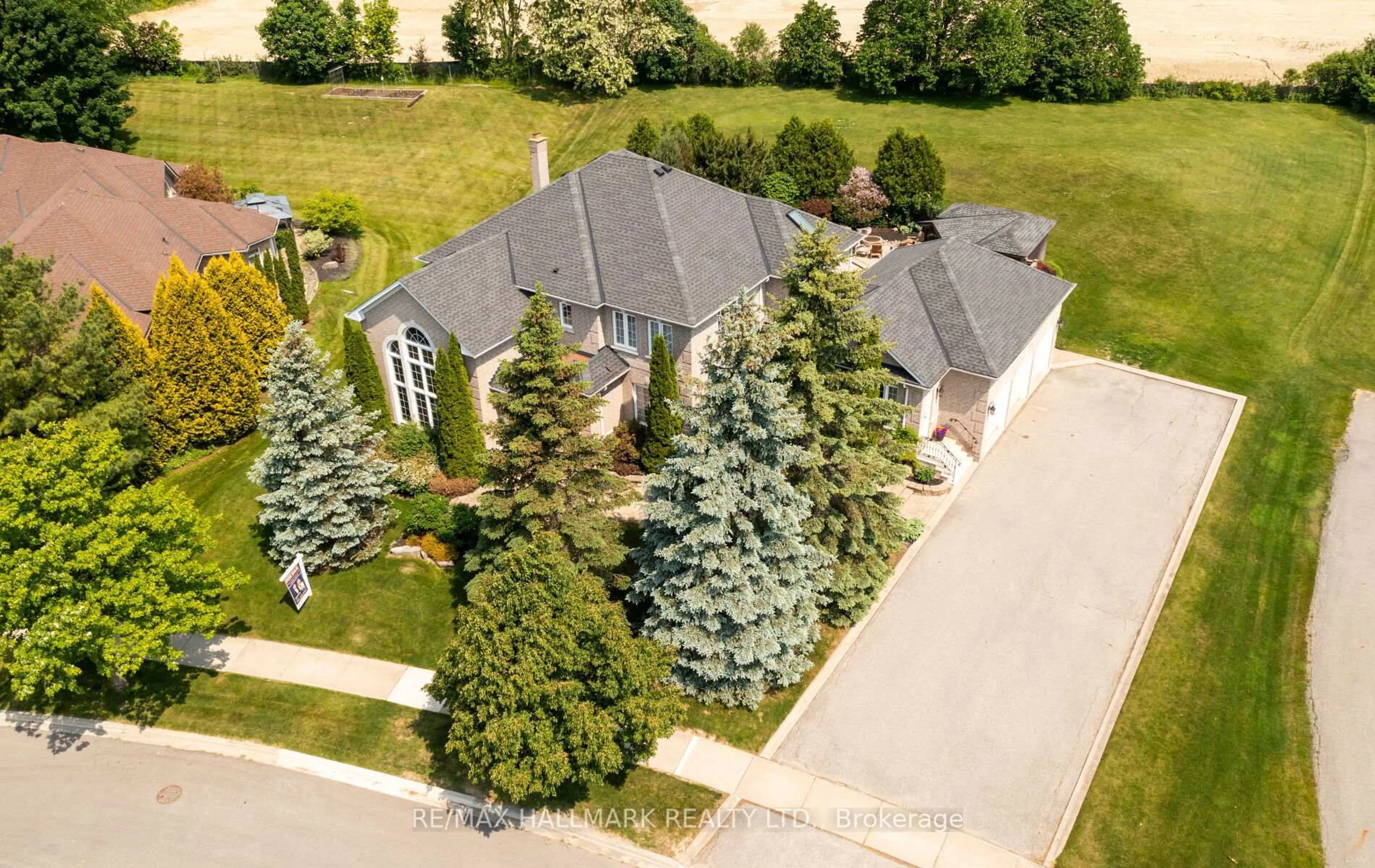 A pic from outside/outdoor area/front of a property/back of a property/a pic from drone, street for 37 Witherspoon Way, King Ontario L0G 1N0
