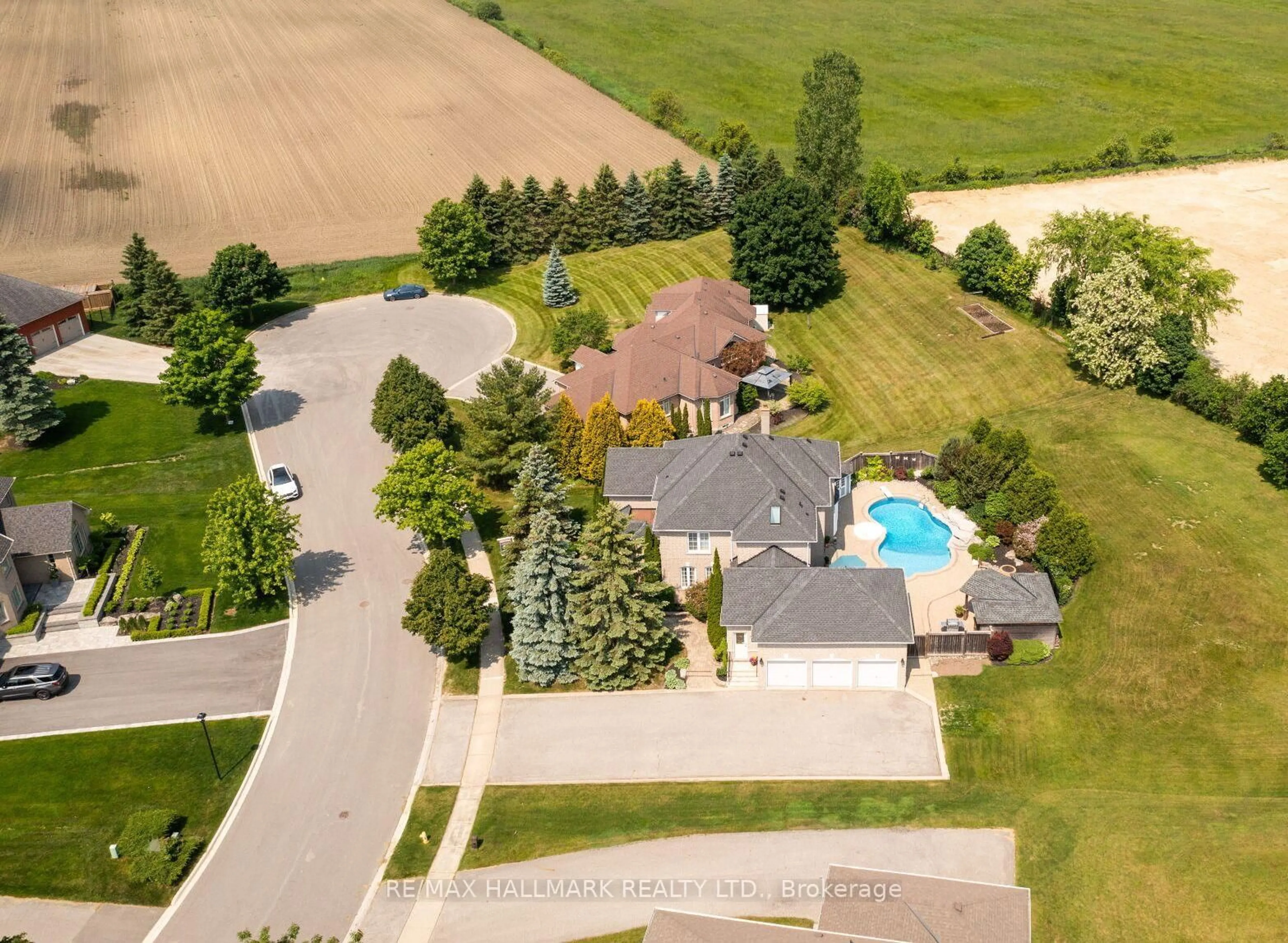 A pic from outside/outdoor area/front of a property/back of a property/a pic from drone, unknown for 37 Witherspoon Way, King Ontario L0G 1N0